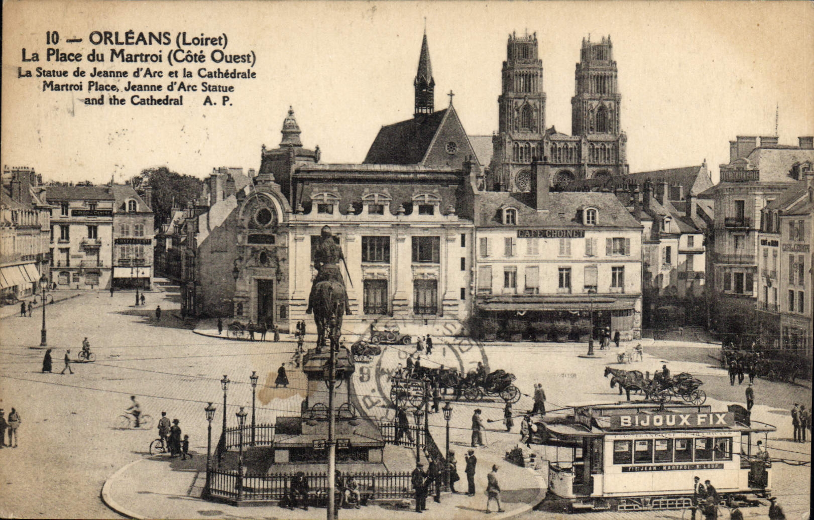 CPA Orleans Loiret La Place du Matroi Cote Ouest La Statue de Jeanne d'Arc et la Cathedrale Matroi P