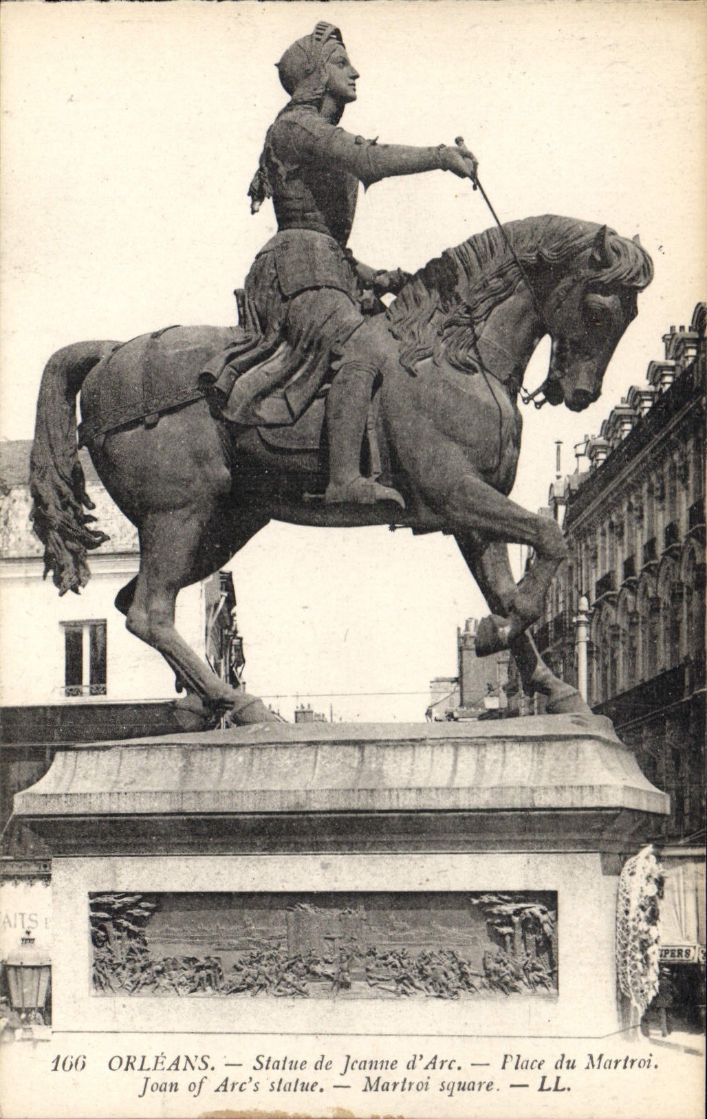 CPA Orleans Statue de Jeanne d'Arc Place du Martroi Joan of Are's Statue