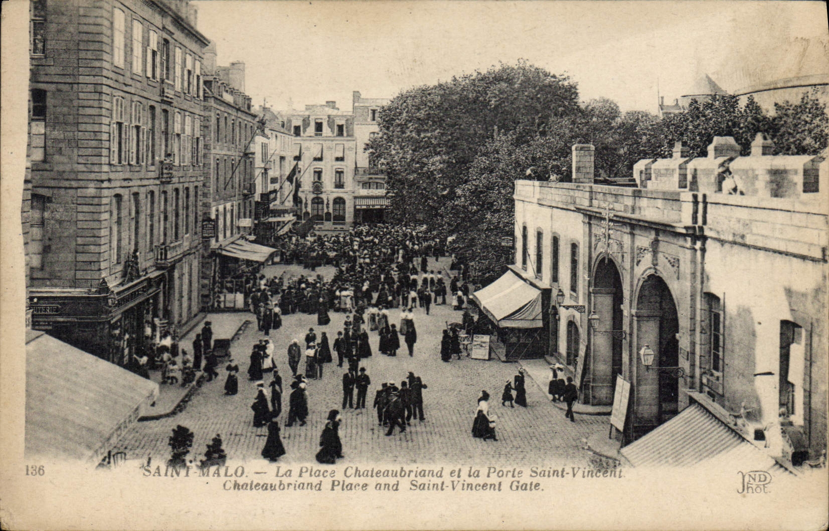 CPA Saint Malo La Place Chateaubriand et la Porte Saint Vincent