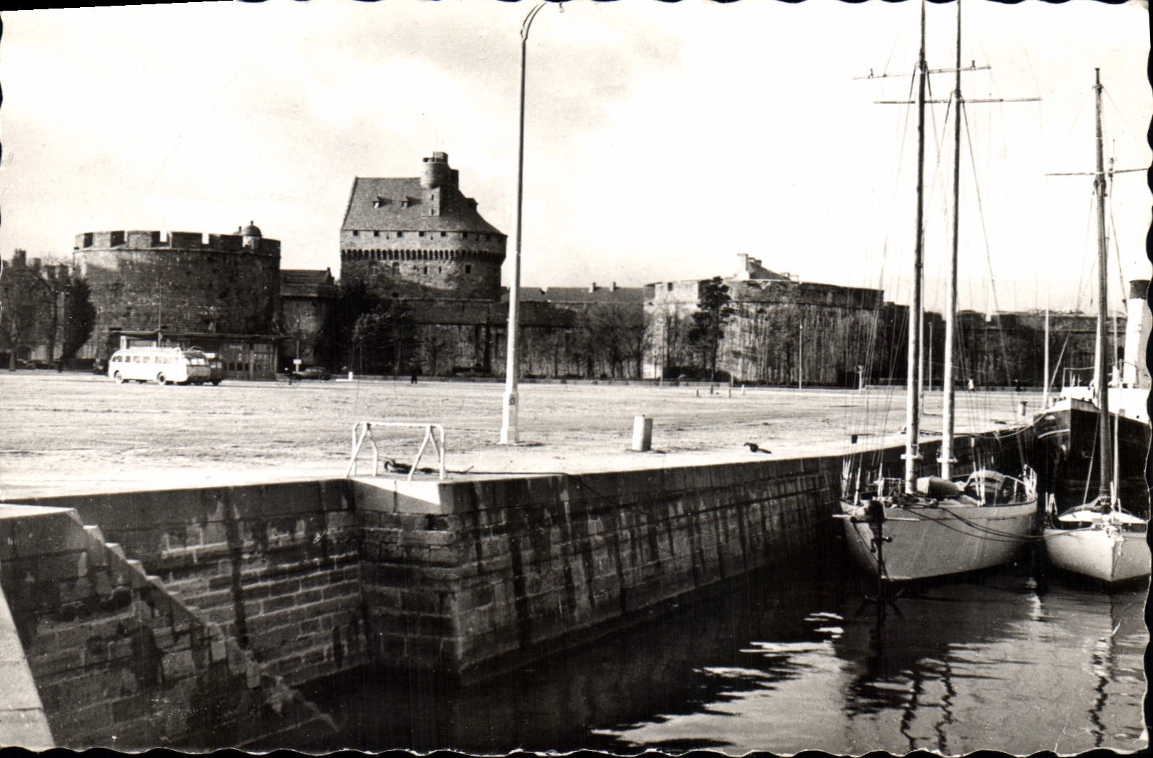 CPA En Bretagne Saint Malo L et V Vue du Donjon et du Bassin des Yachts 
