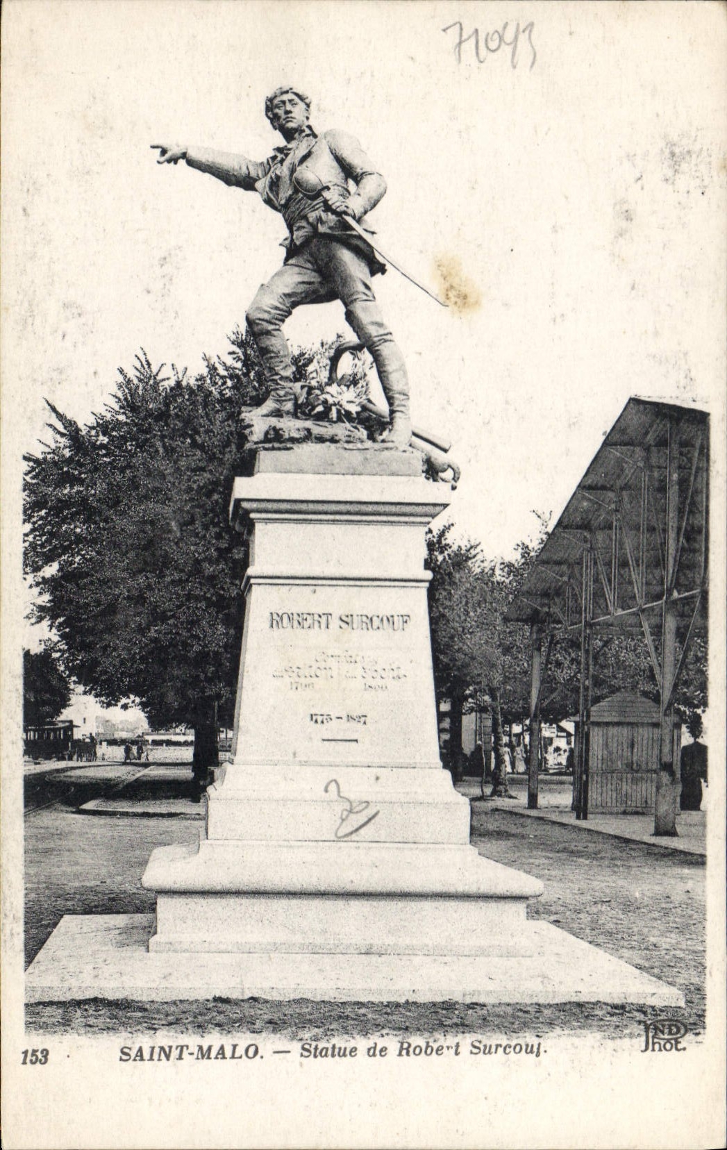 CPA Saint Malo Statue de Robert Surcouf