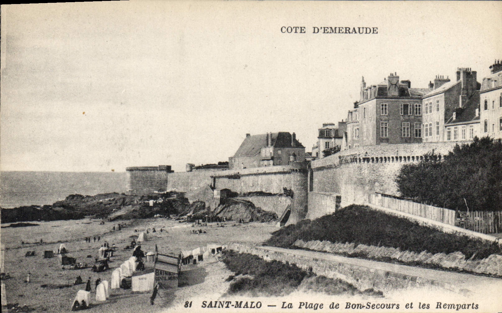 CPA Cote d'Emeraude Saint Malo La Plage de Bon Secours et les Remparts