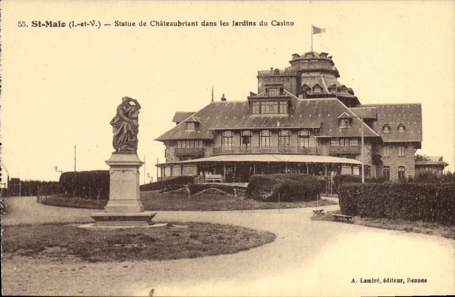 CPA St Malo L et V Statue de Chateaubriant dans les Jardins du Casino 