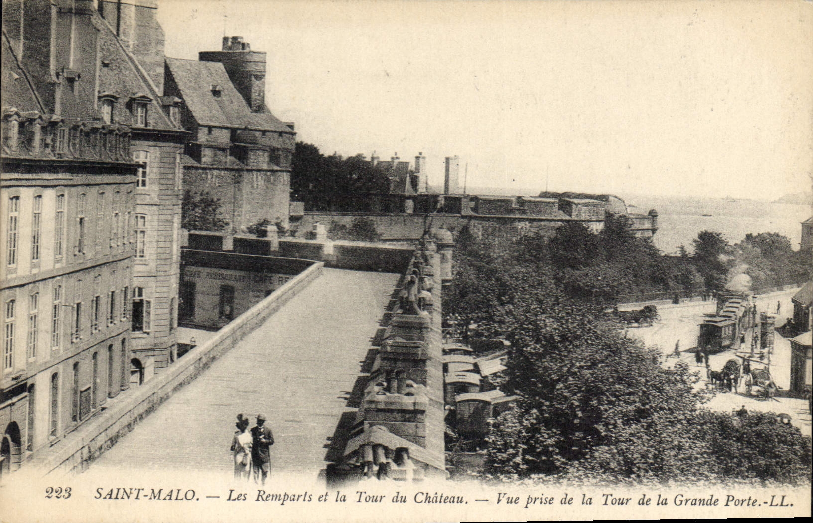 CPA Saint Malo Les Remparts et la Tour du Chateau Vue prise de la Tour de la Grande Porte