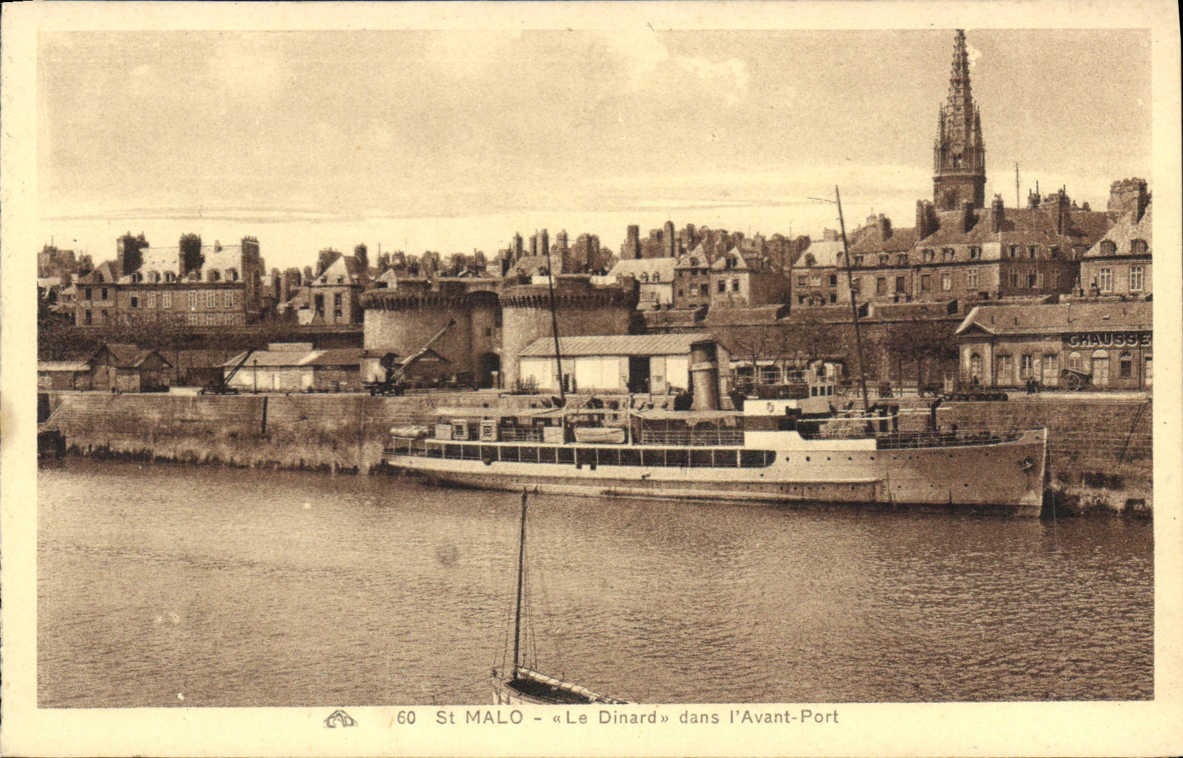 CPA Saint Malo Le Dinard dans l'Avant Port Bateau
