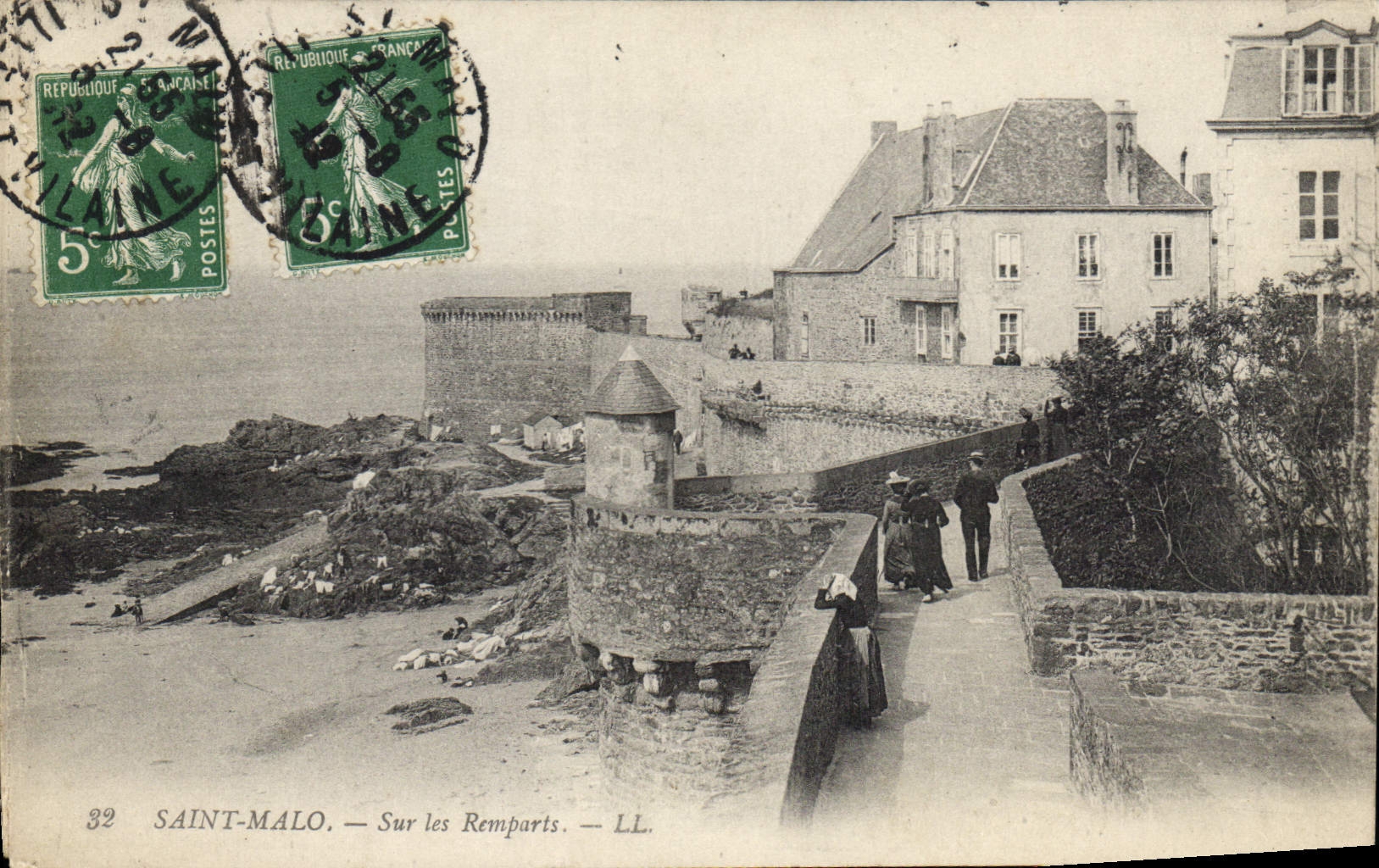 CPA Saint Malo Sur les Remparts 