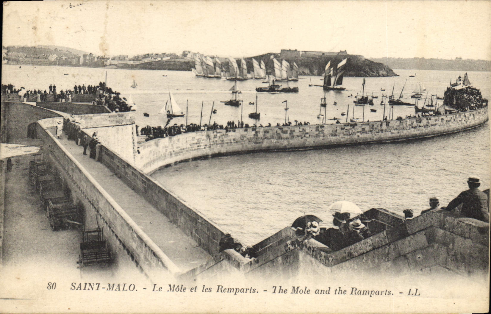 CPA Saint Malo Le Mole et les Remparts 