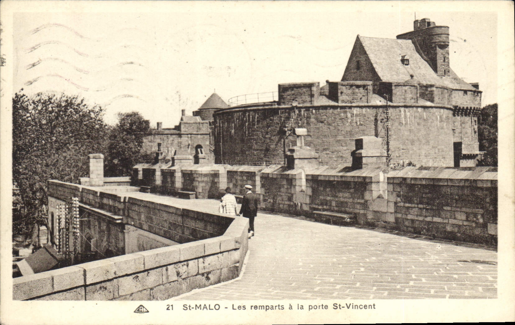 CPA Saint Malo Les Remparts a la porte St Vincent 
