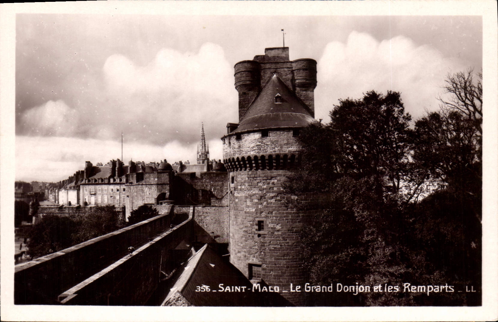 CPA Saint Malo Le Grand Donjon et les Remparts 