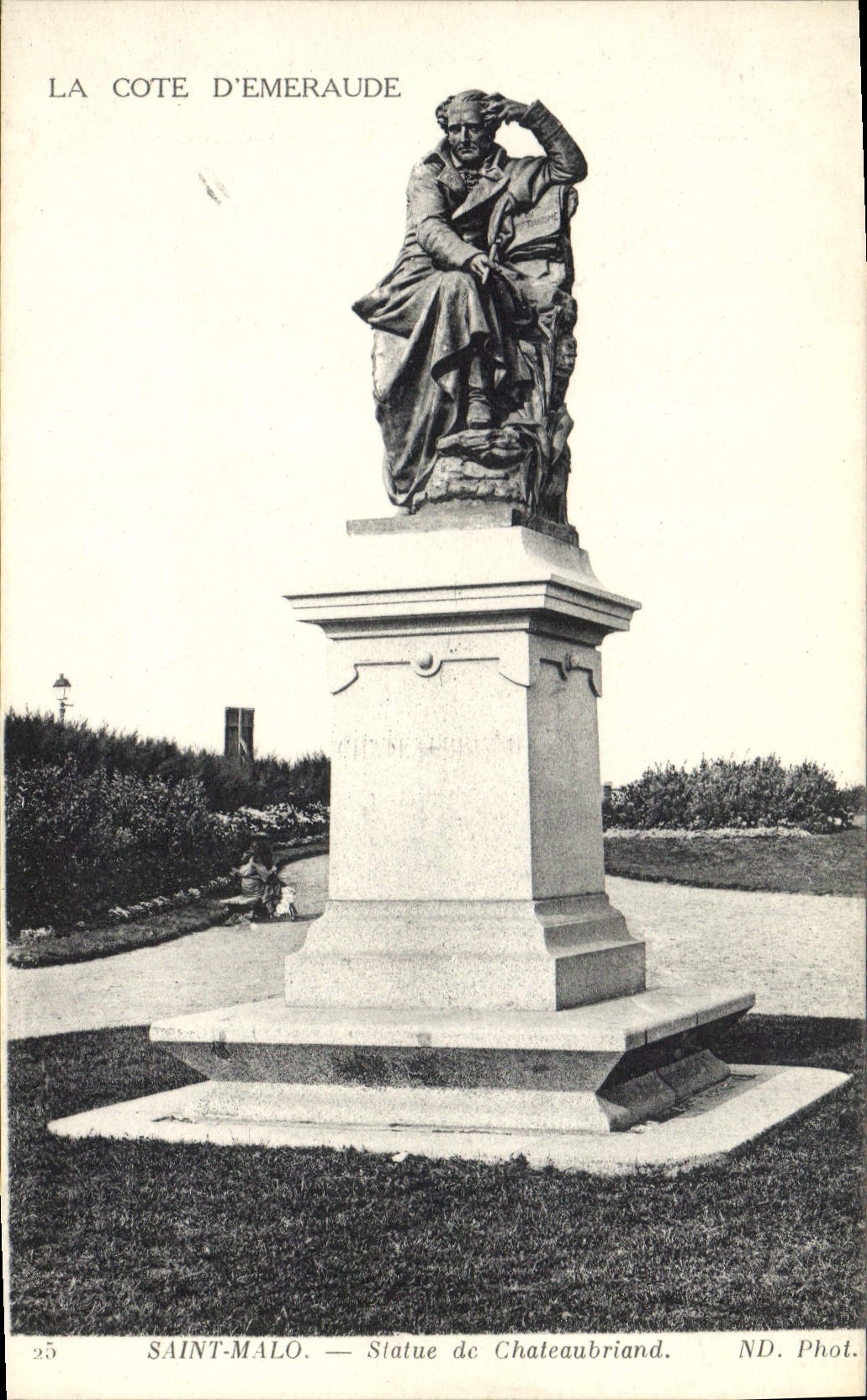 CPA La Cote d'Emeraude Saint Malo Statue de Chateaubriand