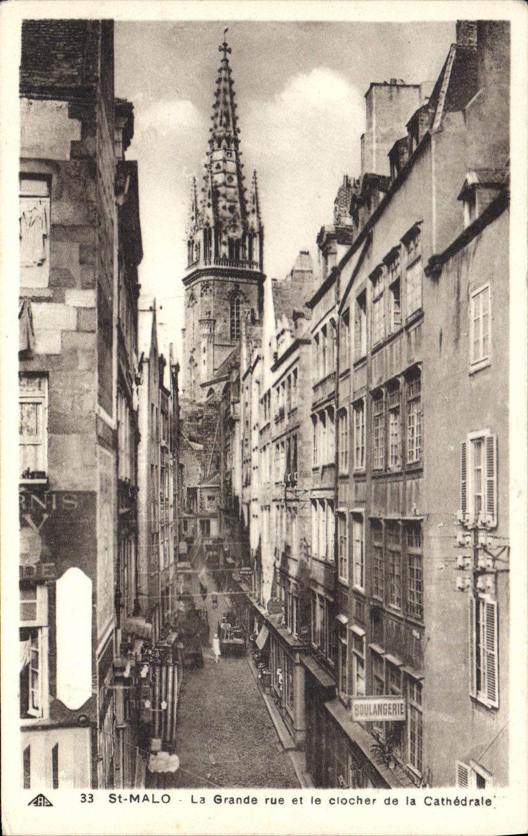 CPA Saint Malo La Grande rue et le clocher de la Cathedrale