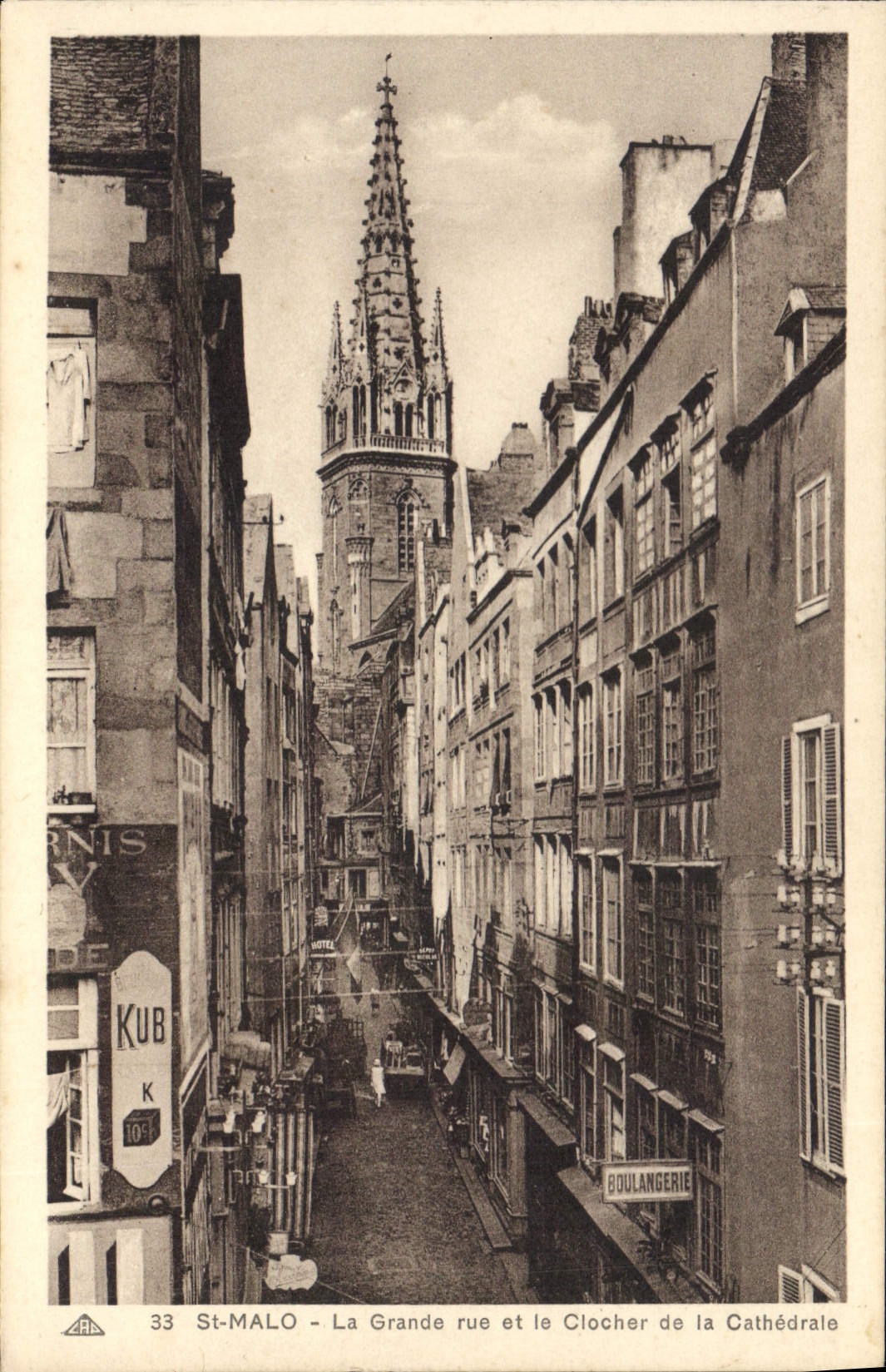 CPA Saint Malo La Grande rue et le Clocher de la Cathedrale