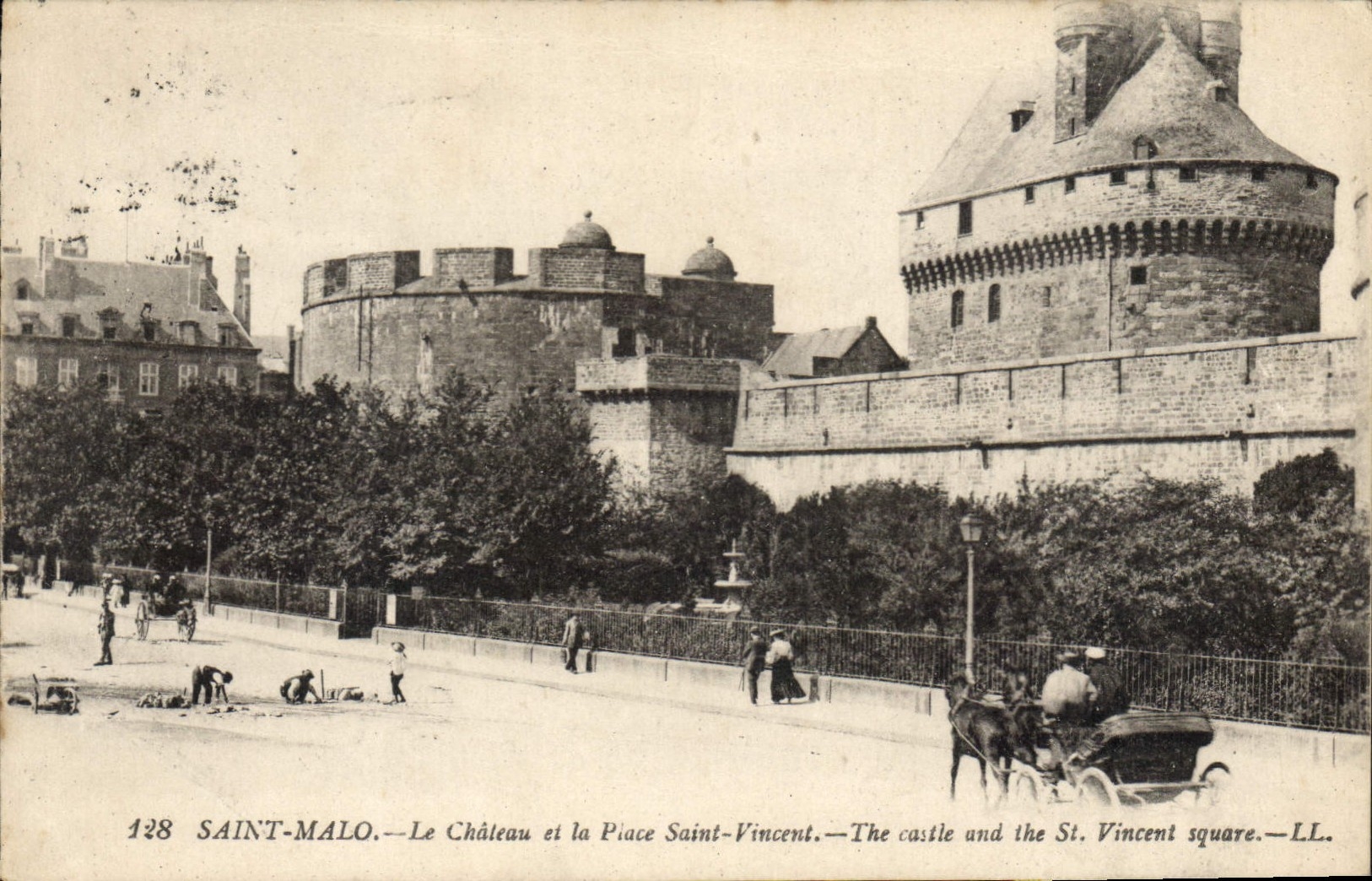 CPA Saint Malo La Chateau et la Place Saint Vincent 