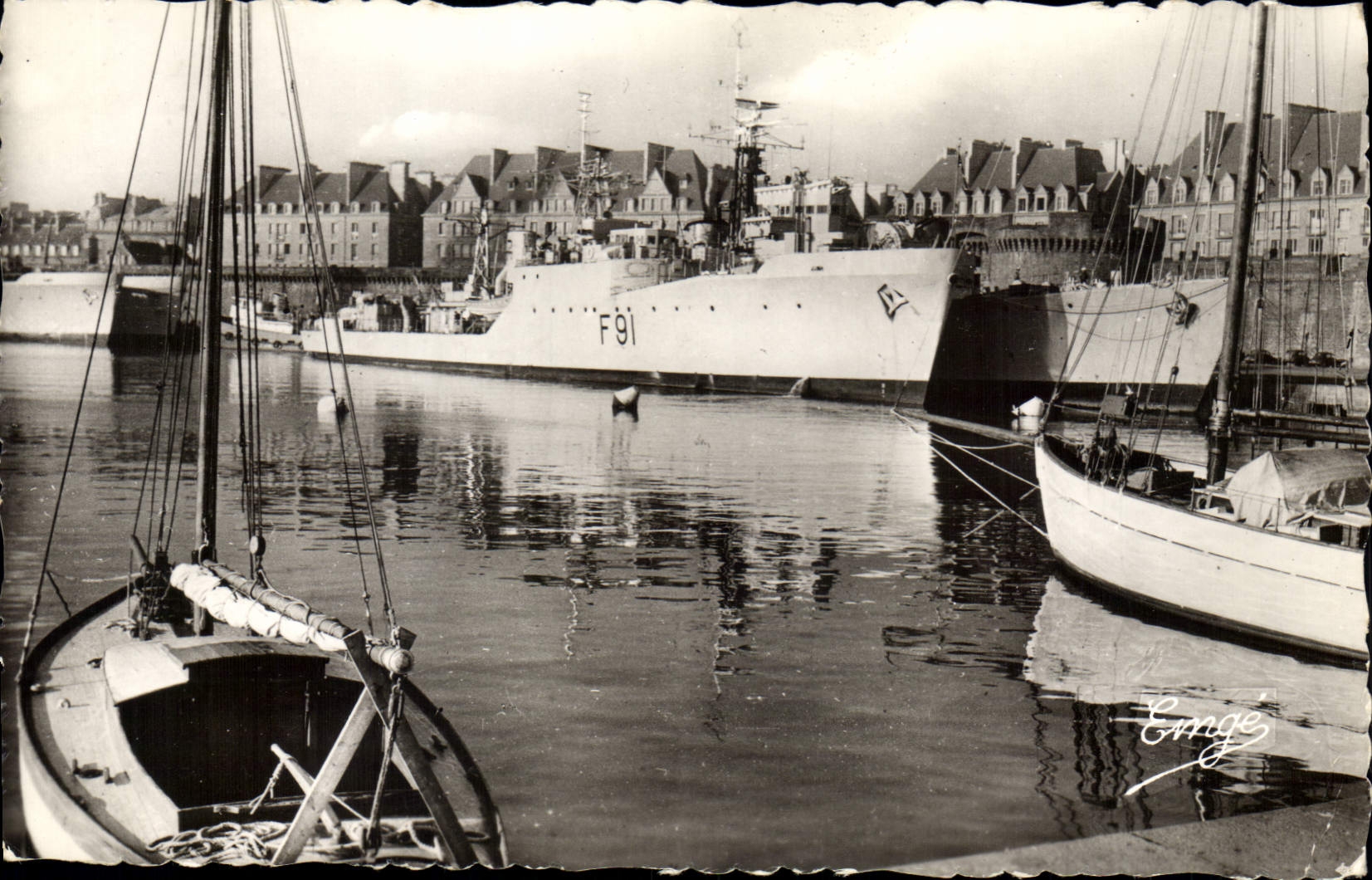 CPA Cote d'Emeraude Saint Malo Navires de guerre bassin Vauban Bateau