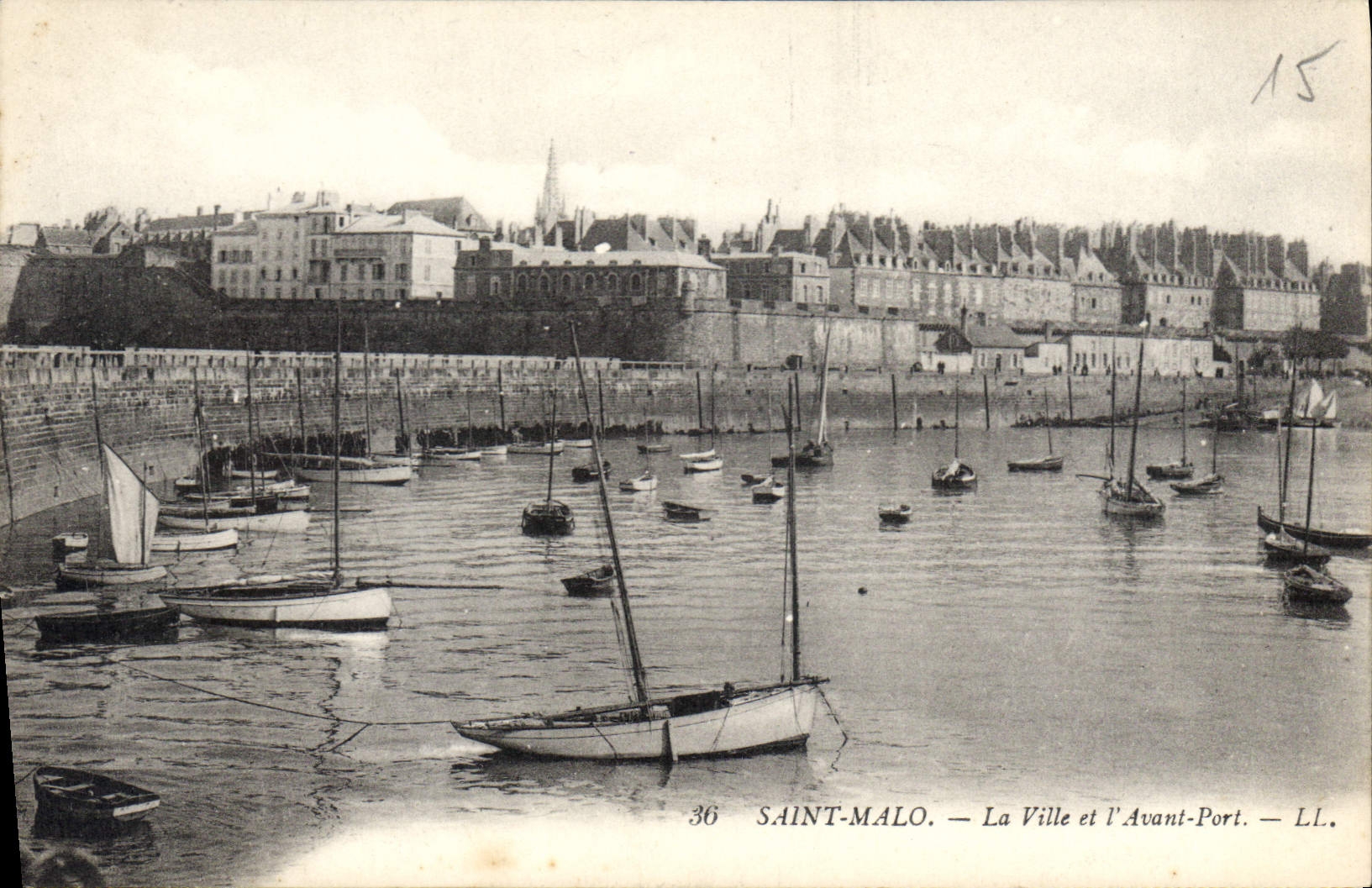 CPA Saint Malo La Ville et l'Avant Port 
