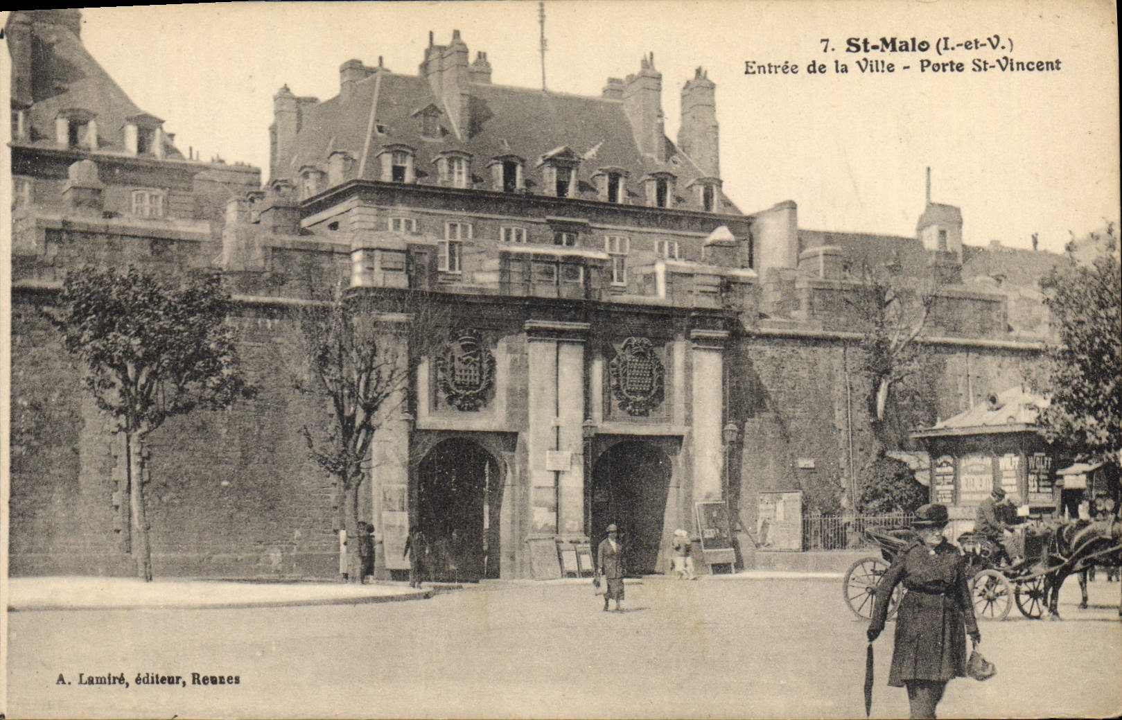 CPA St Malo I et V entree de la ville porte St Vincent