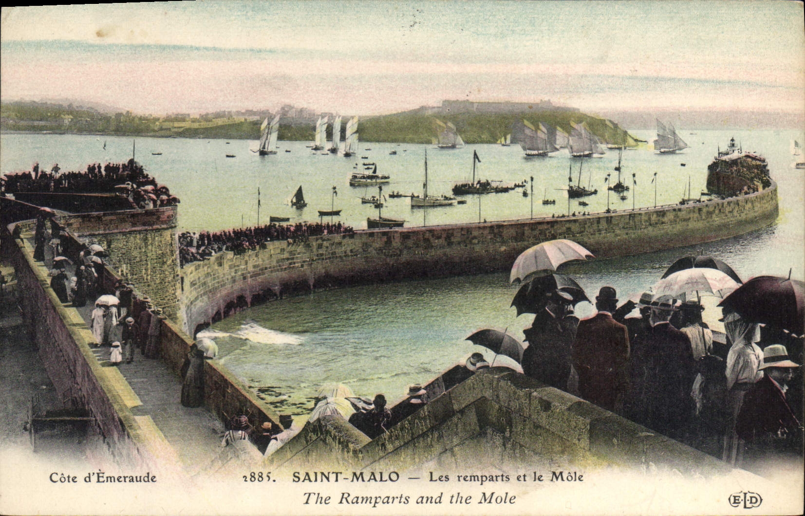 CPA Saint Malo les remparts et le Mole 