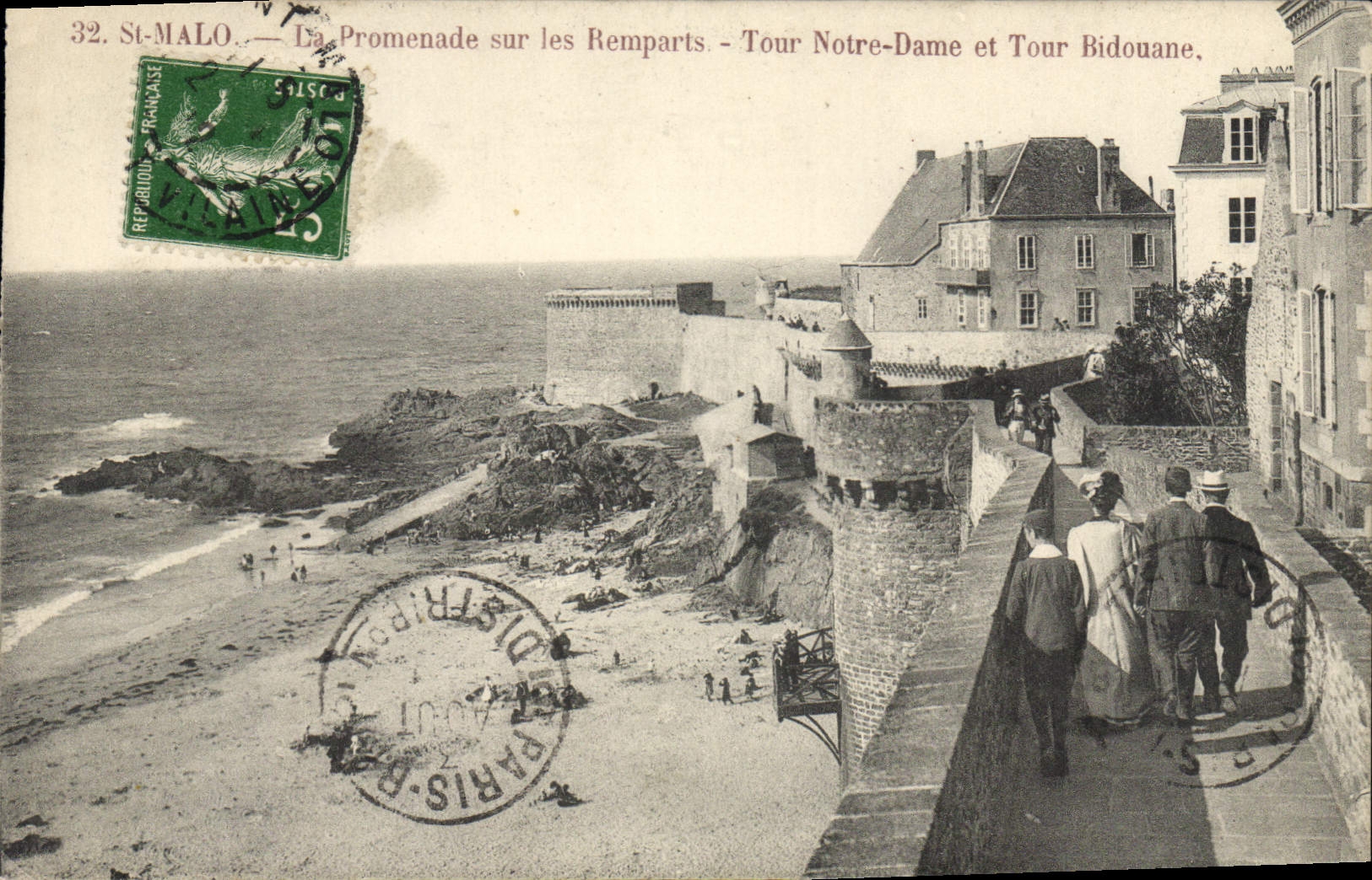 CPA St Malo la promenade sur les Remparts Tour Notre Dame et Tour Bidouane