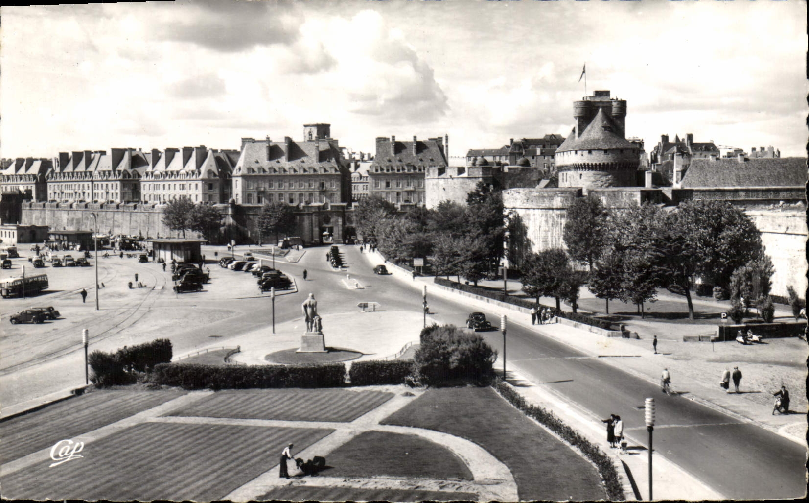 CPA Saint Malo Cite Corsaire le chateau et le nouvelles Constructions 