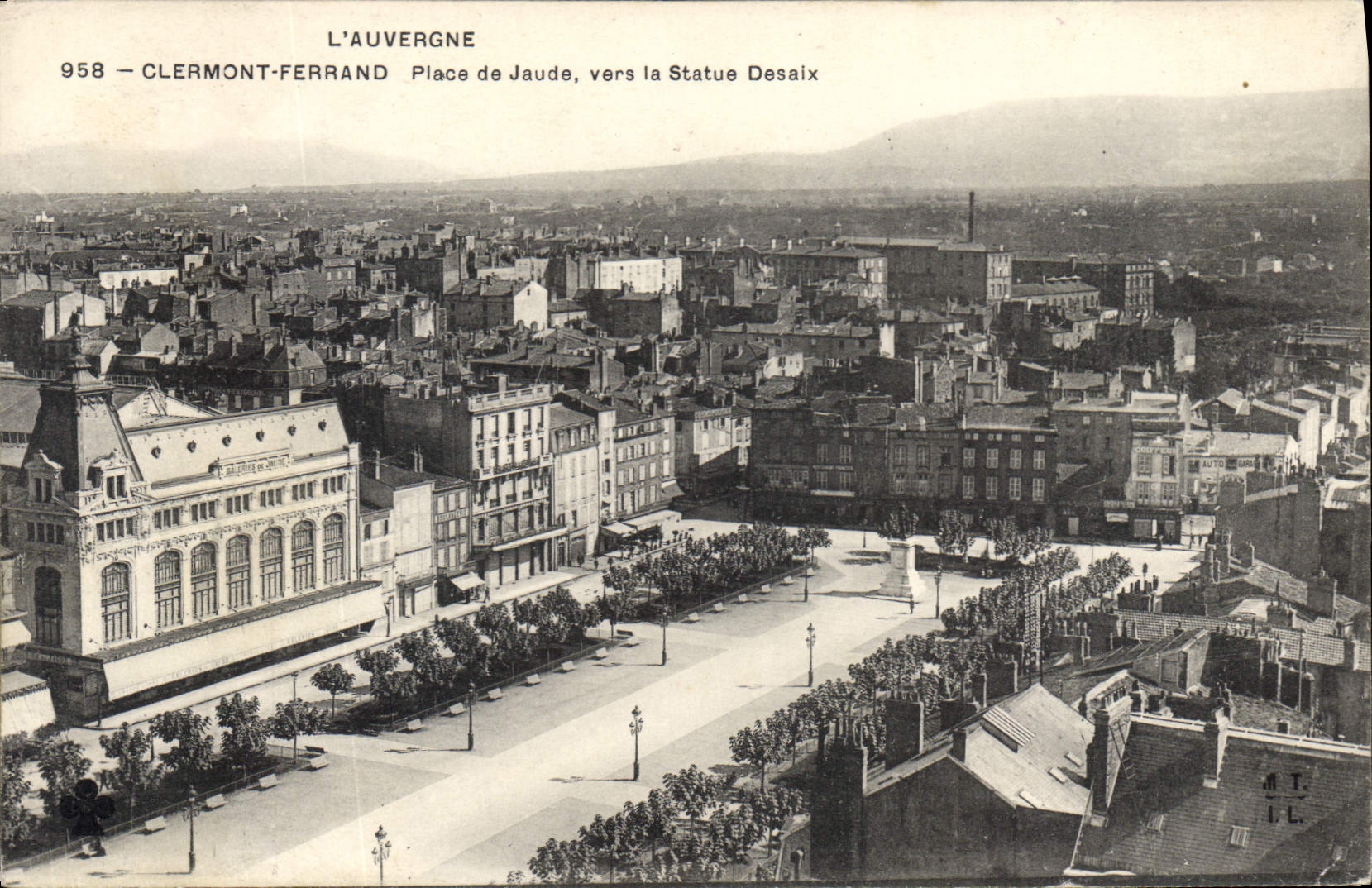CPA L'Auvergne Clermont Ferrand Place de Jaude vers la Statue Desaix