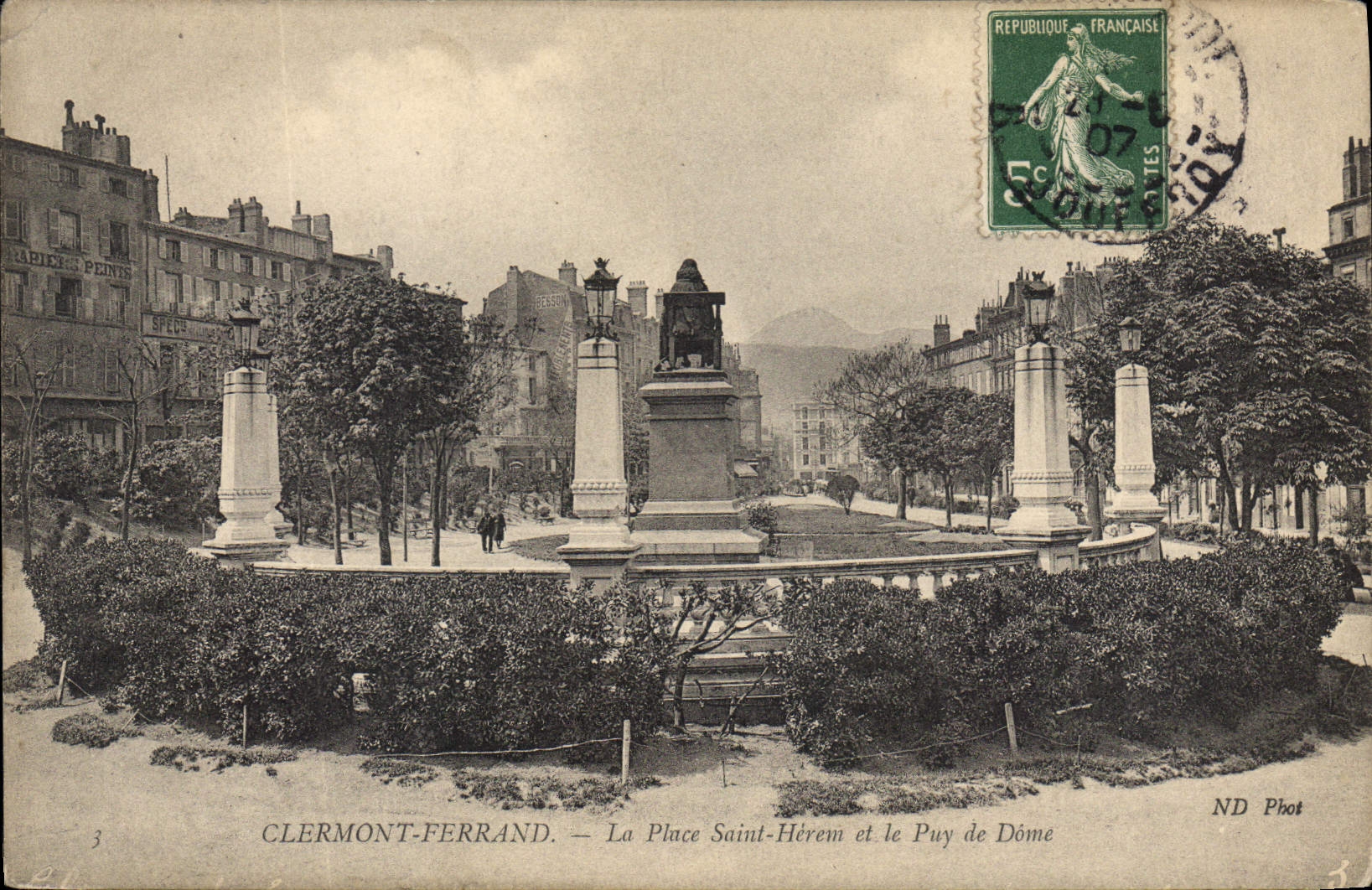 CPA Clermont Ferrand La Place St Herem et le Puy de Dome