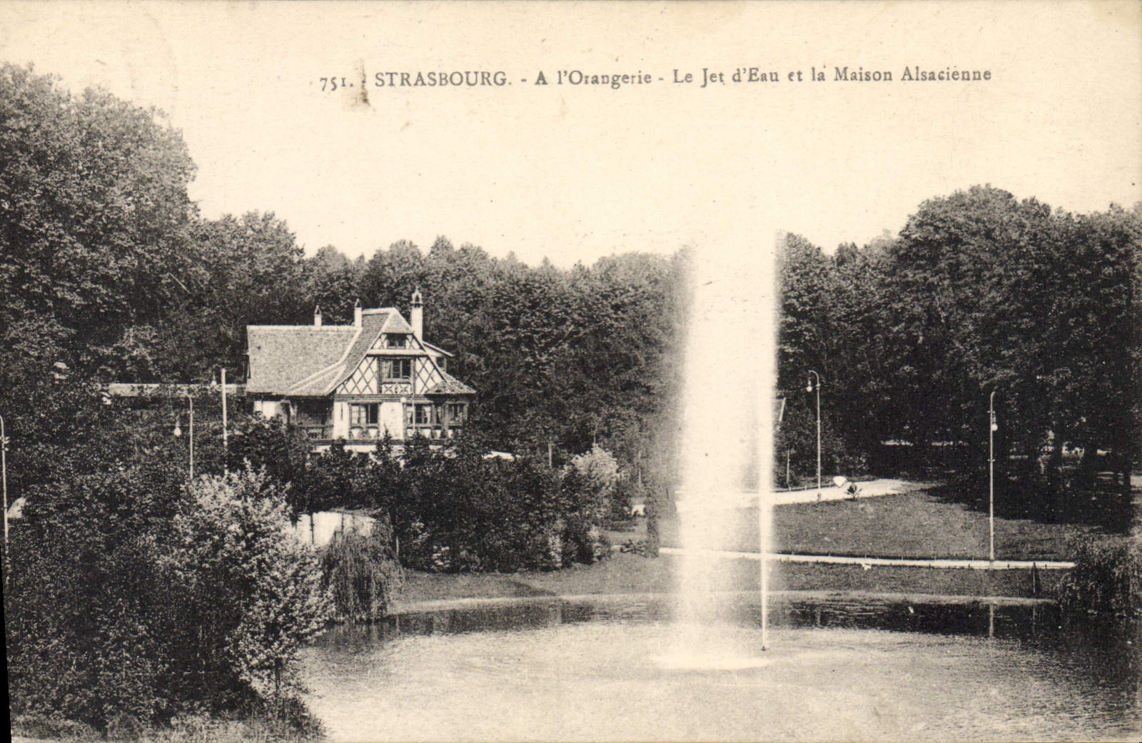 CPA Strasbourg A l'Orangerie Le Jet d'Eau et la Maison Alsacienne 