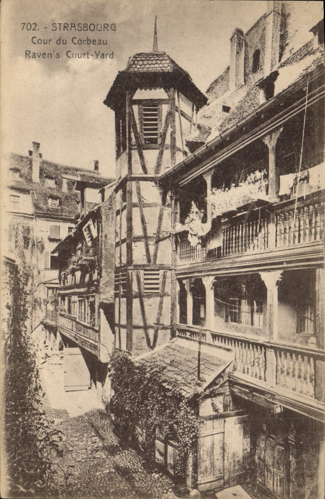 CPA Strasbourg cour du Corbeau Raven's Court Yard 