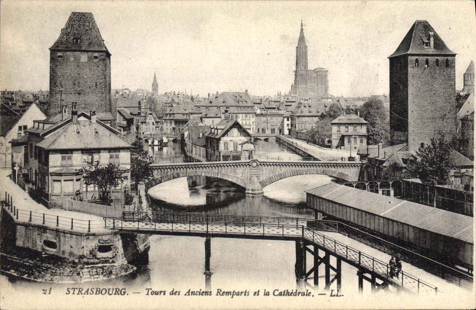 CPA Strasbourg Tours des anciens Remparts et la cathedrale 