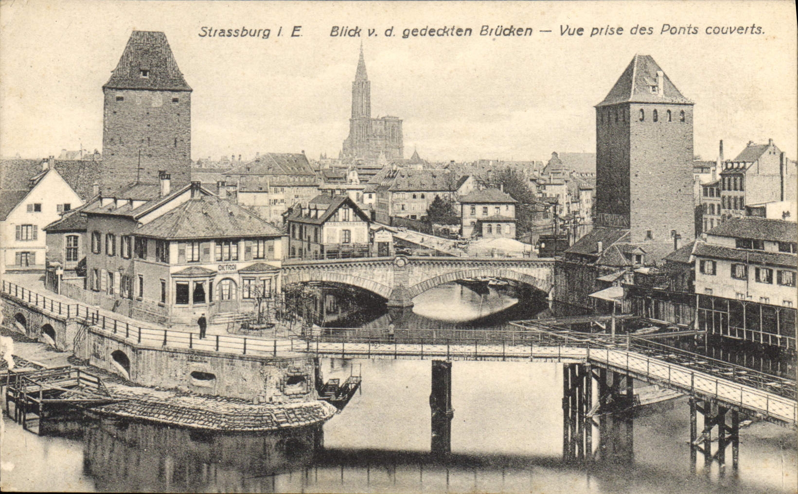 CPA Strassburg vue prise des Ponts Couverts 