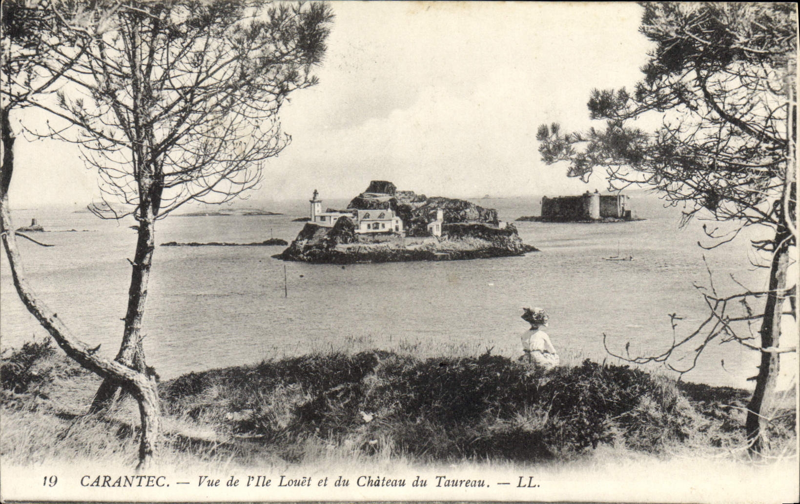 CPA Carantec vue de l'Ile Louet et du chateau du Taureau 