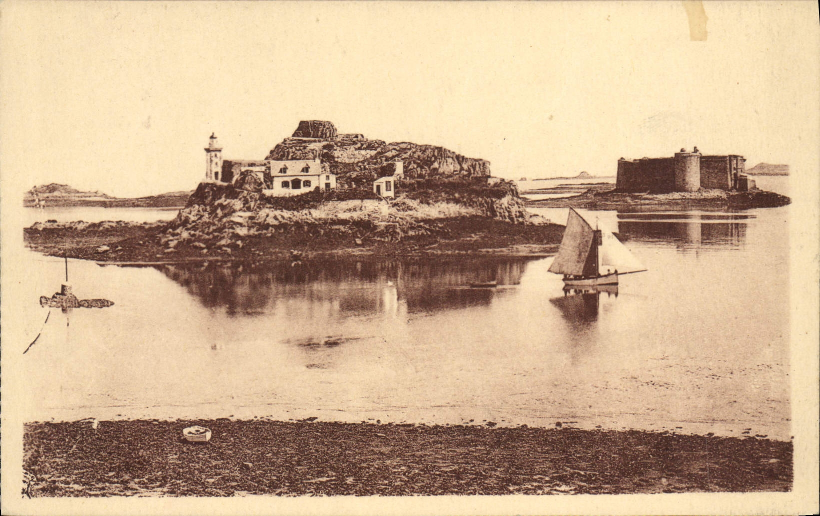 CPA Carantec Finistere l'Ile Louet et le chateau du taureau a Maree Basse