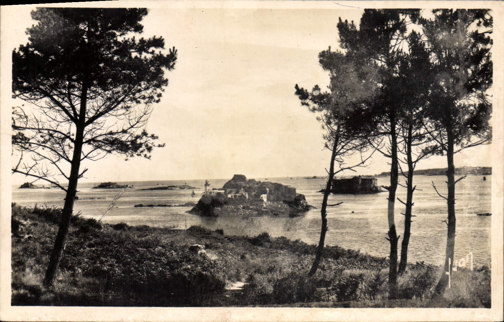 CPA Carantec Finistere l'Ile Louet et le chateau du Taureau