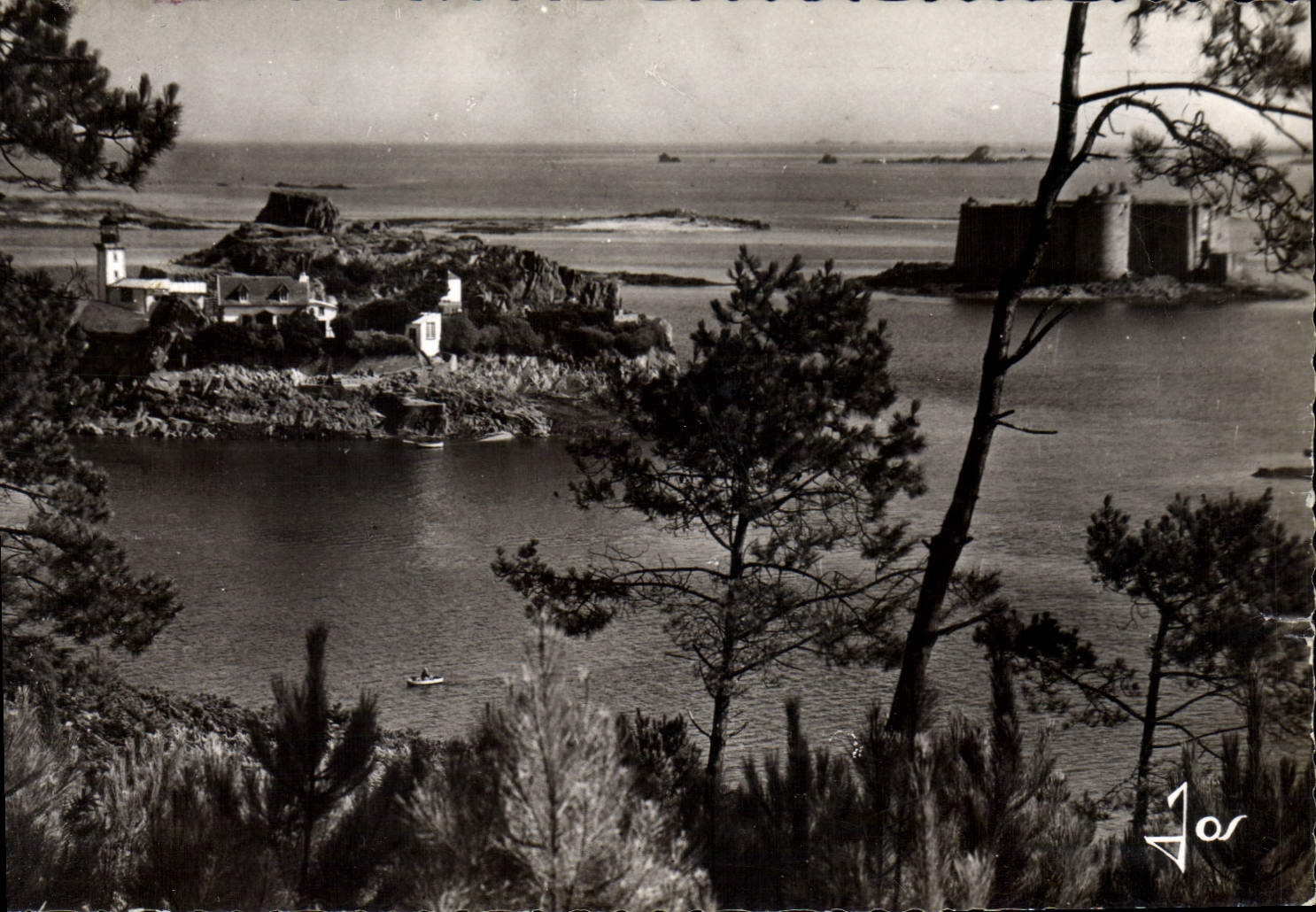 CPA Bretagne Carantec vue de Pen an Lann vers le Phare de l'Ile Louet et la celebre chateau historiq