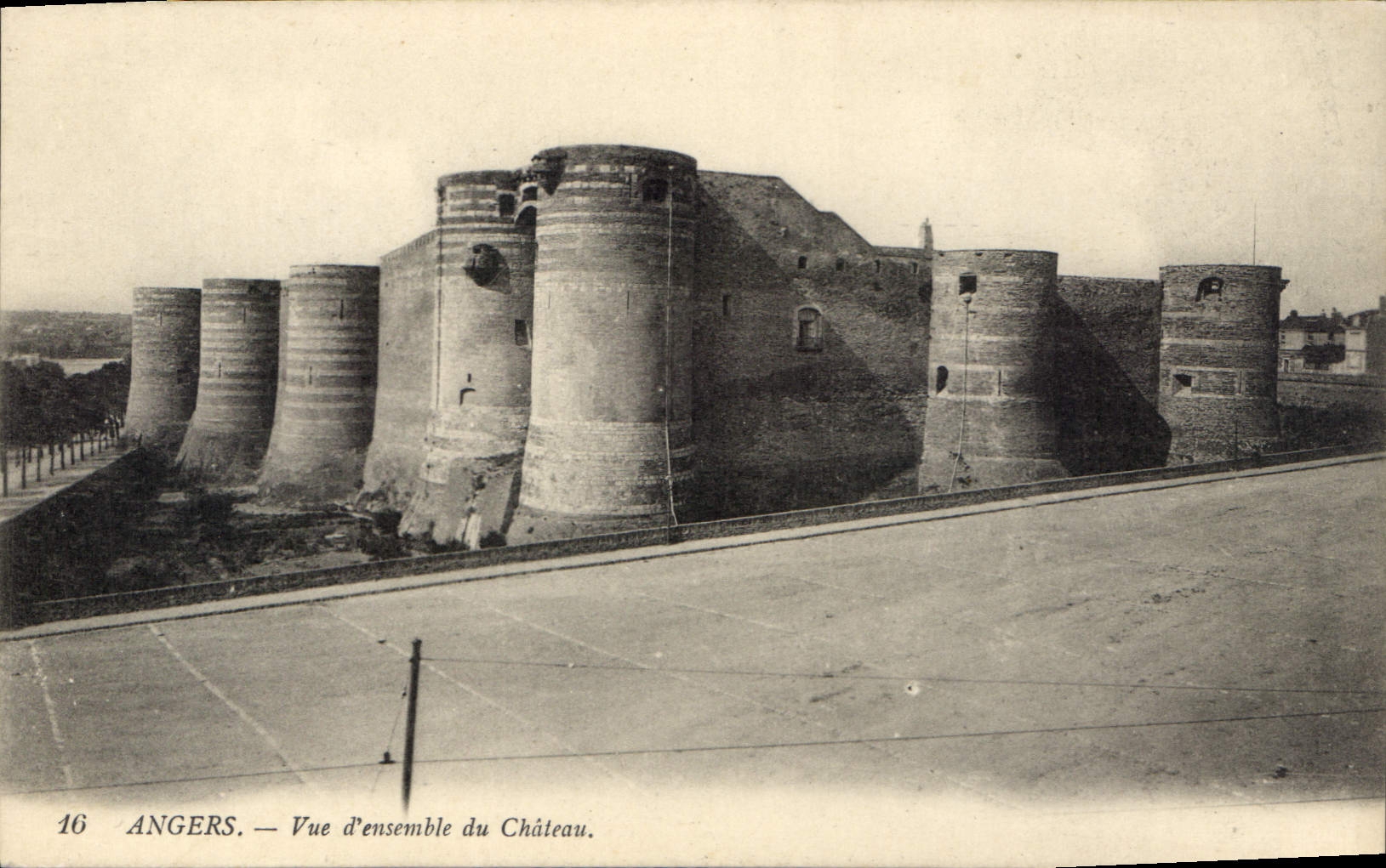 CPA Angers vue d'ensemble du chateau 