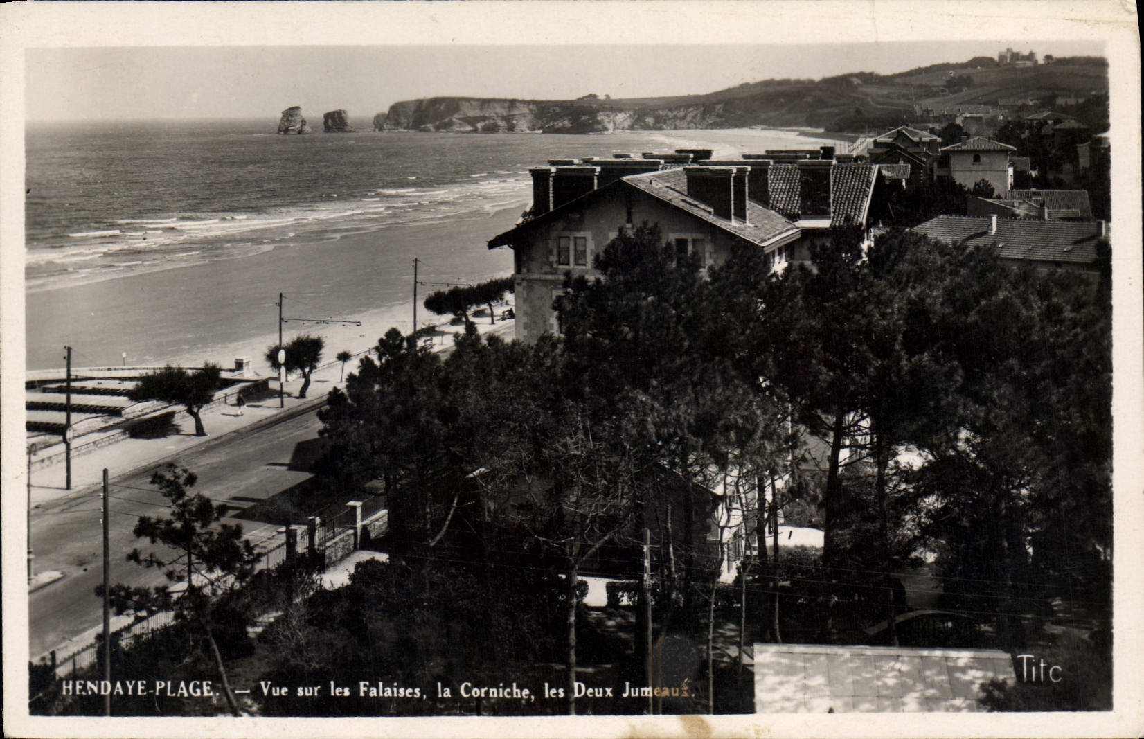 CPA Hendaye Plage vue sur les Falaises la Corniche les deux Jumeaux