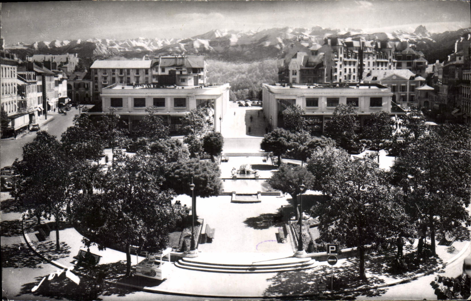 CPA Pau B O la place clemenceau et la chaine des Pyrenees