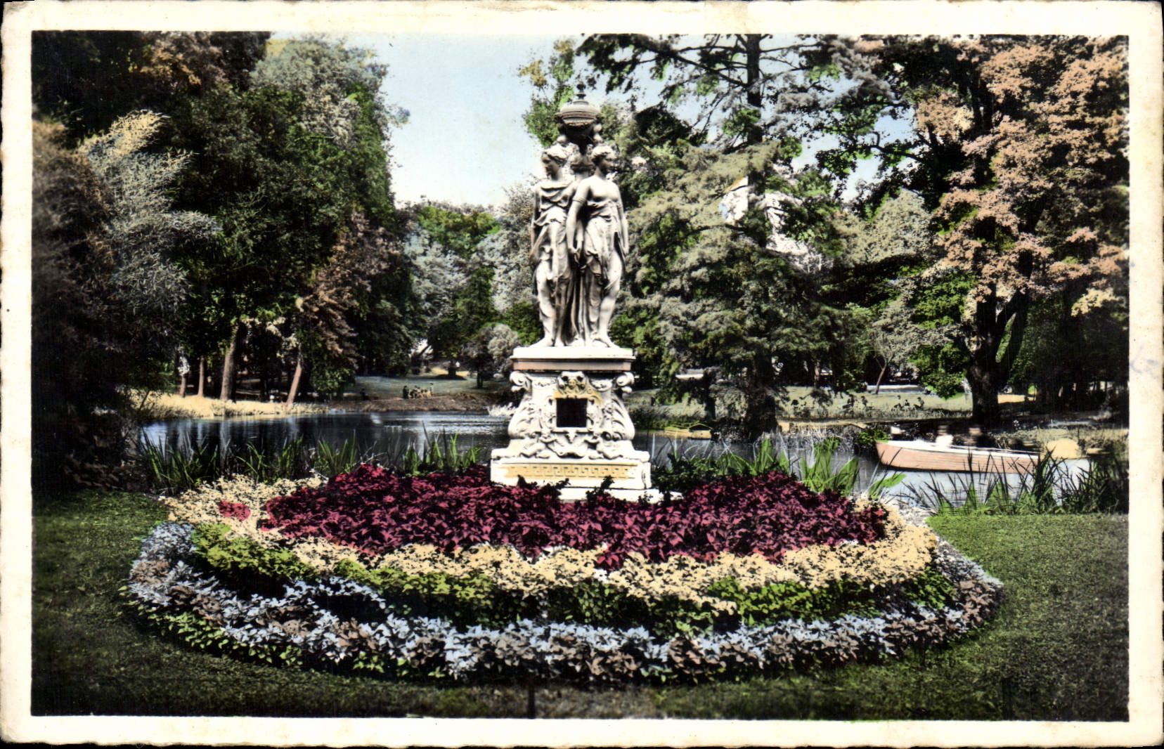 CPA Le Mans Sarthe le jardin des Plantes vue sur le grand lac 