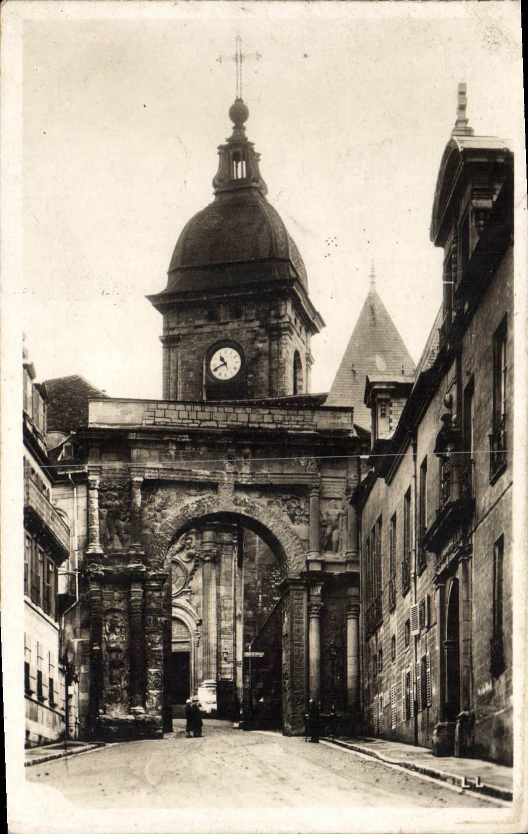 CPA Besancon la porte Noire et la cathedrale 