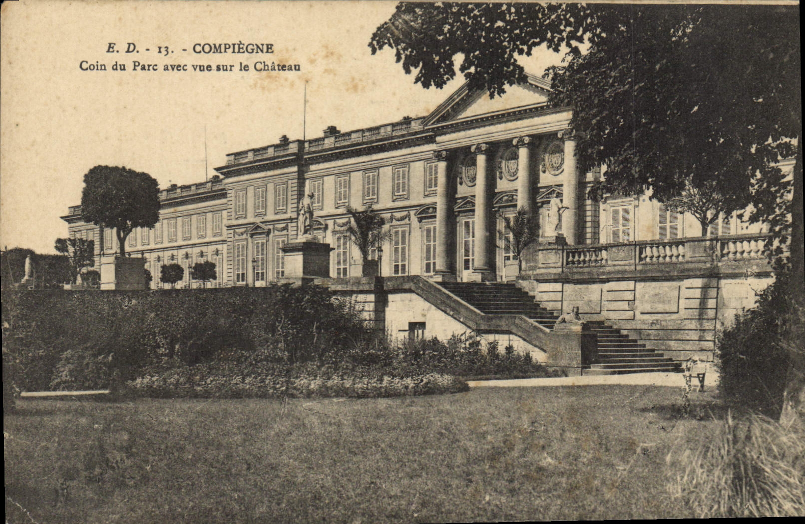 CPA Compiegne coin du parc avec vue sur le chateau