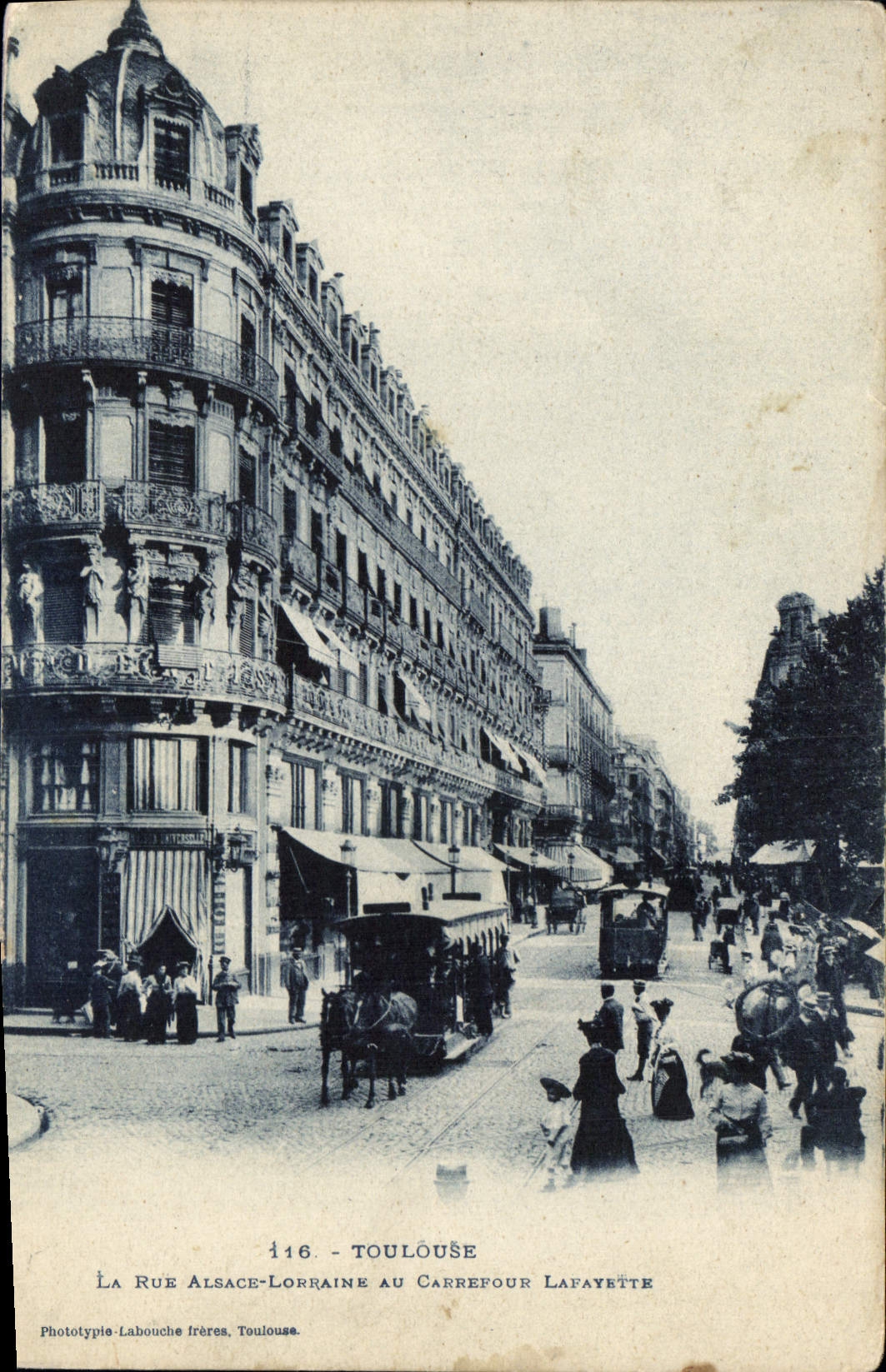 CPA Toulouse la rue Alsace Lorraine au Carrefour Lafayette 