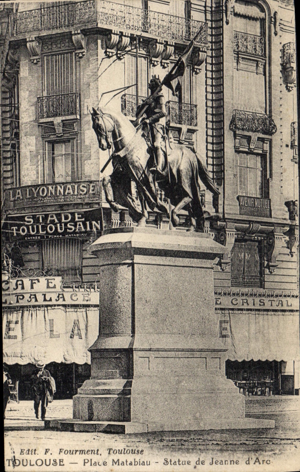 CPA Toulouse place Matabiau statue de Jeanne d'arc