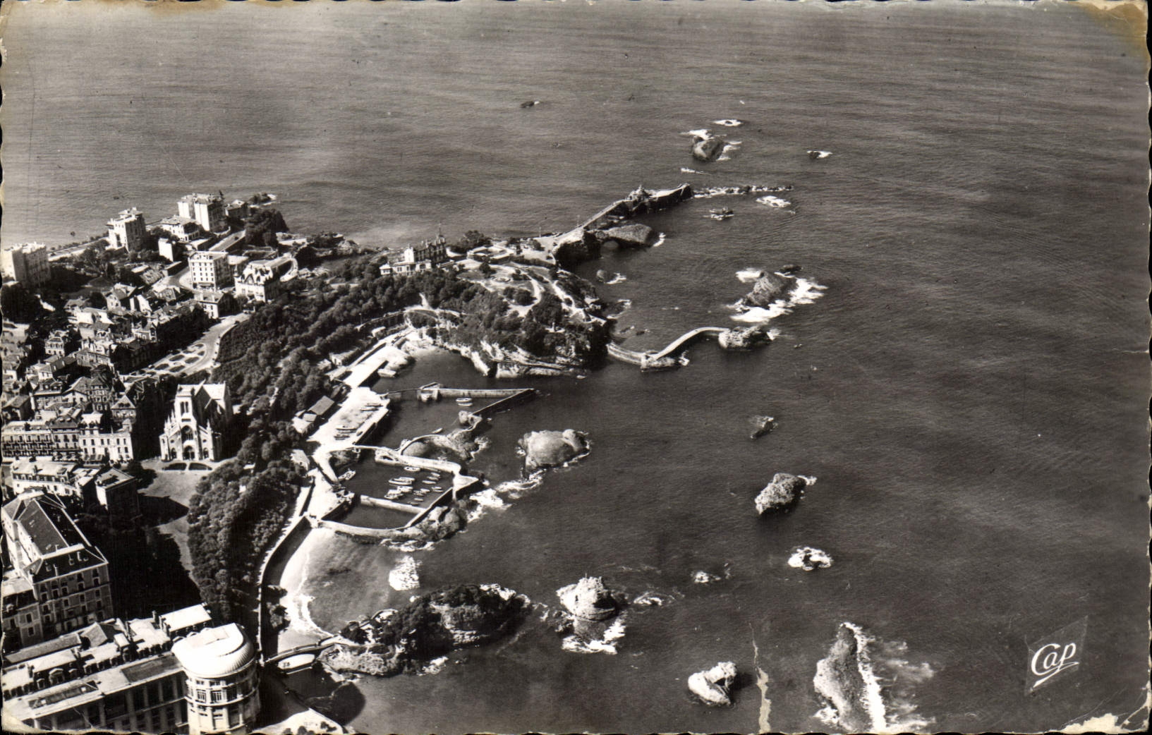 CPA Biarritz B P Casino Bellevue port des pecheurs rocher de la Vierge vue aerienne cliche Robert Du