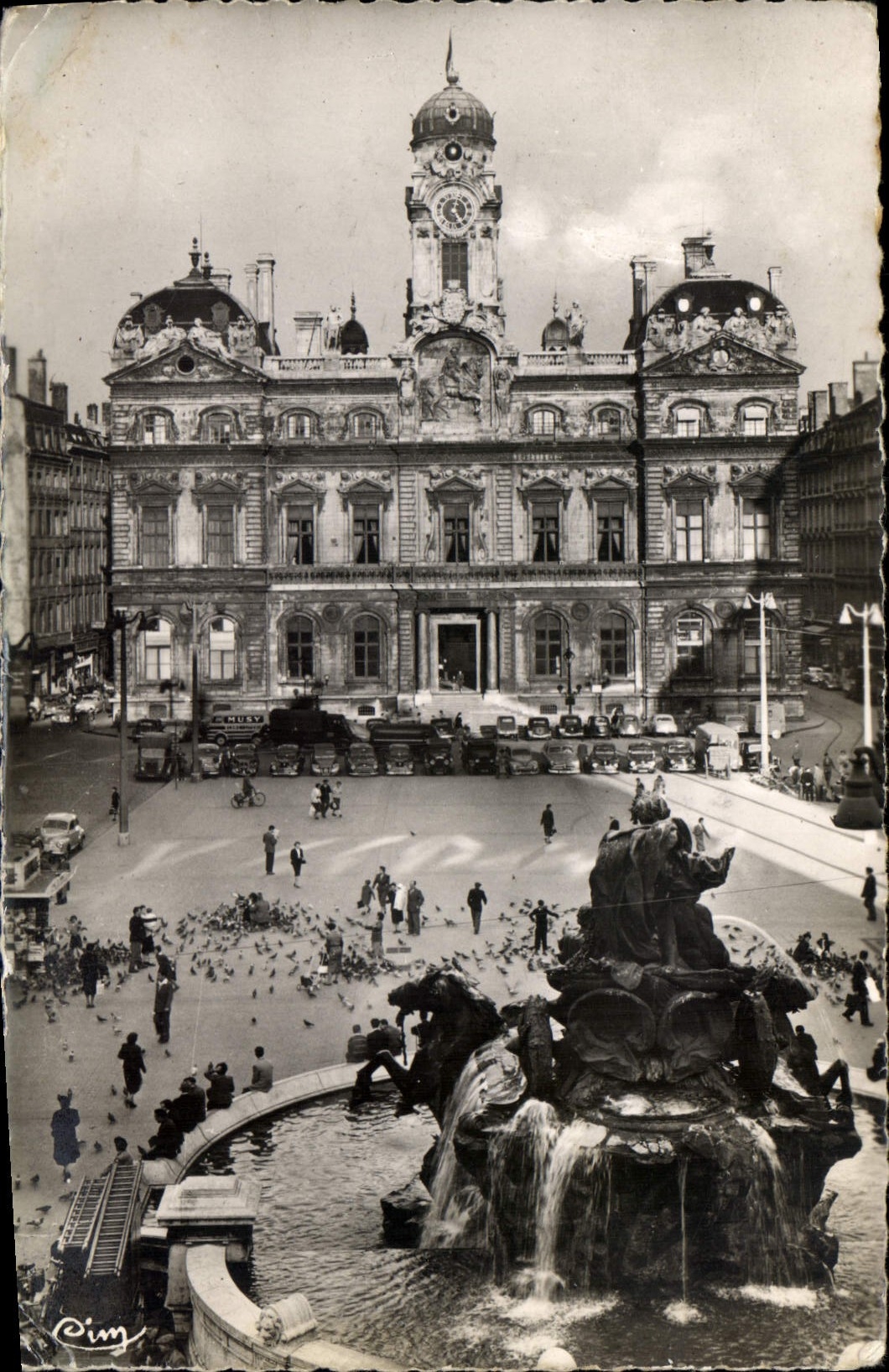 CPA Lyon Rhone place des Terreauc hotel de Ville fontaine Bartholdi
