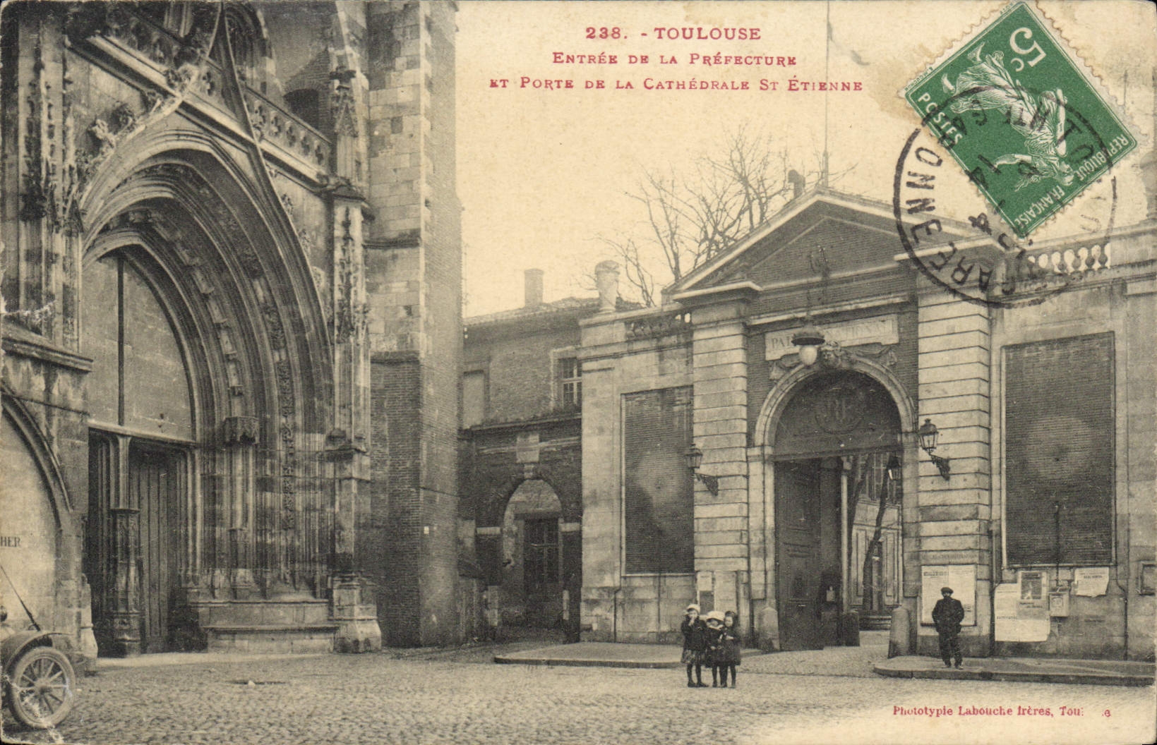 CPA Toulouse entre de la prefecture et port de la cathedrale St Etienne