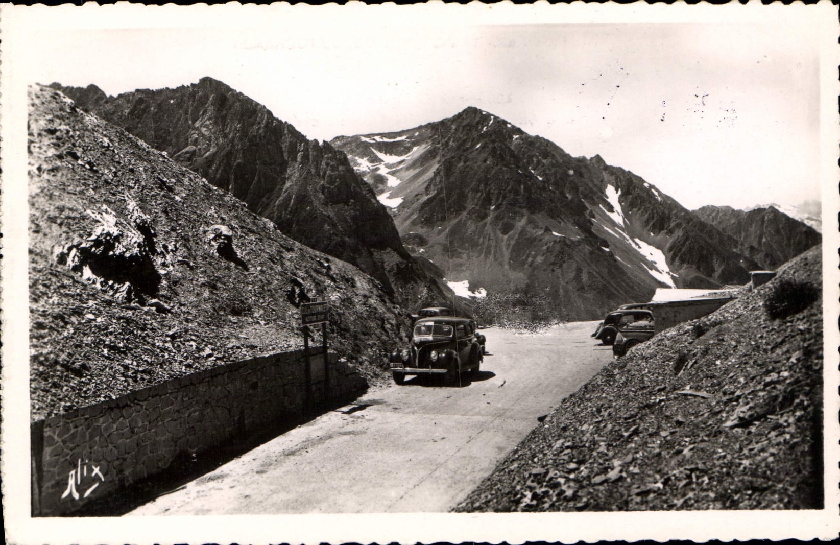CPA Pic du midi de Bigorre col du Tourmalet le Sommet du col et la Tranchee de la route Thermale des