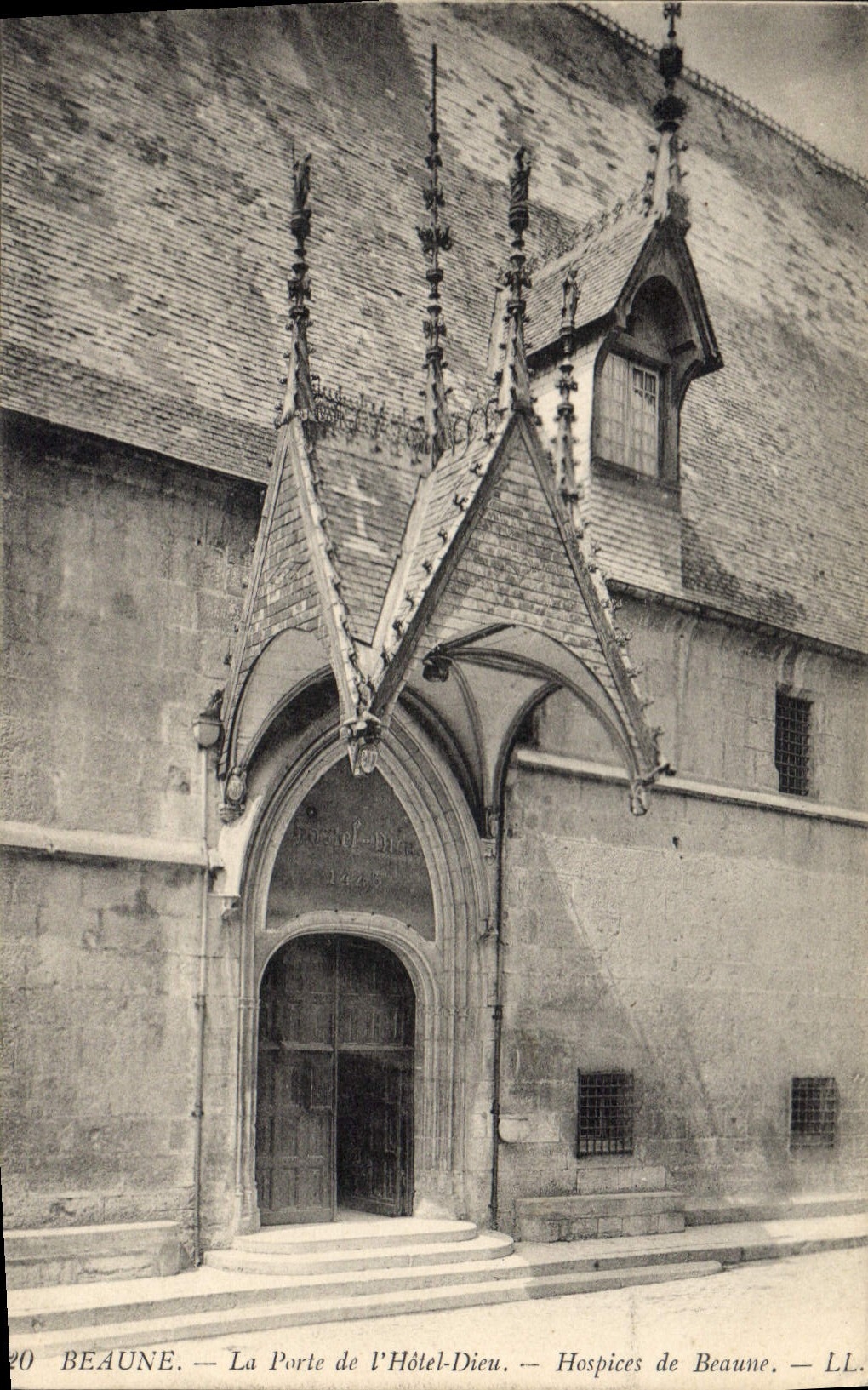CPA Beaune la porte de l'hotel Dieu Hospices de Beaune 