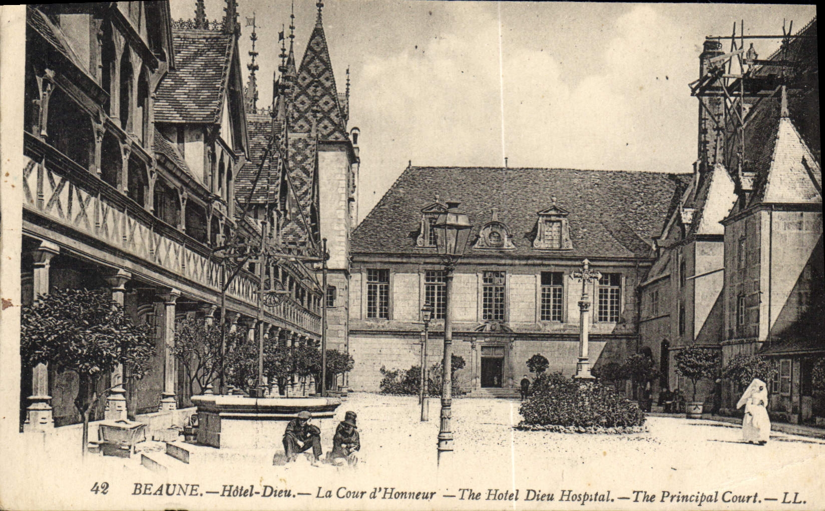 CPA Beaune hotel Dieu la Cour d'honneur 