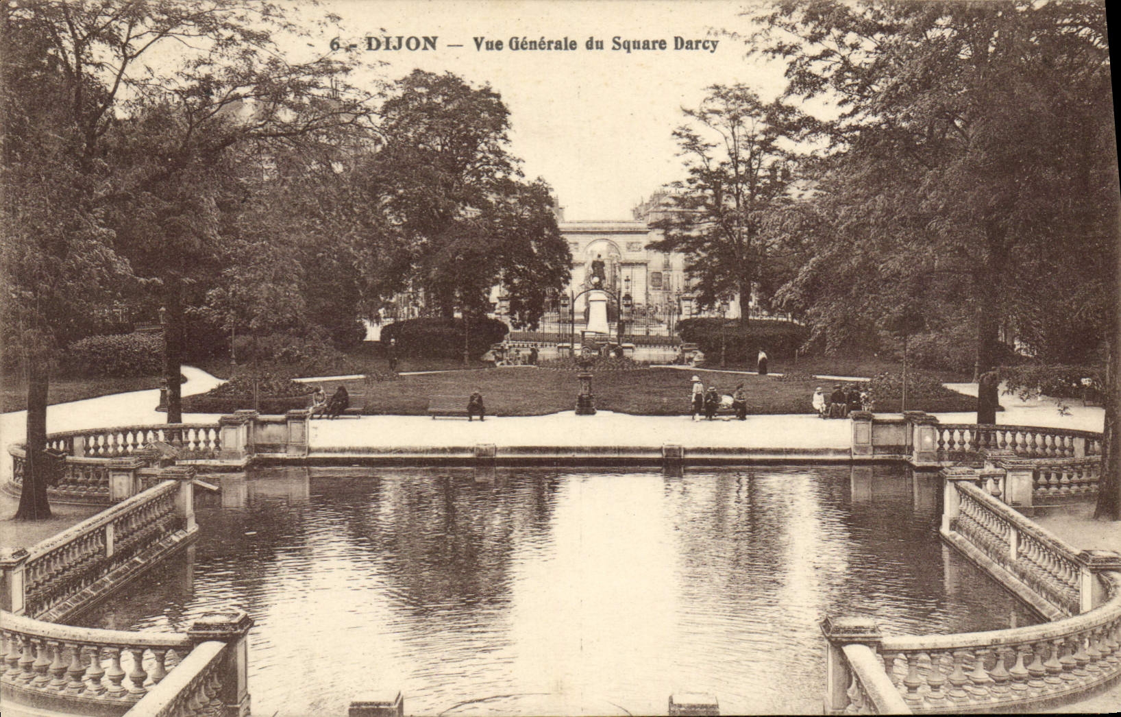 CPA Dijon vue generale du square Darcy 
