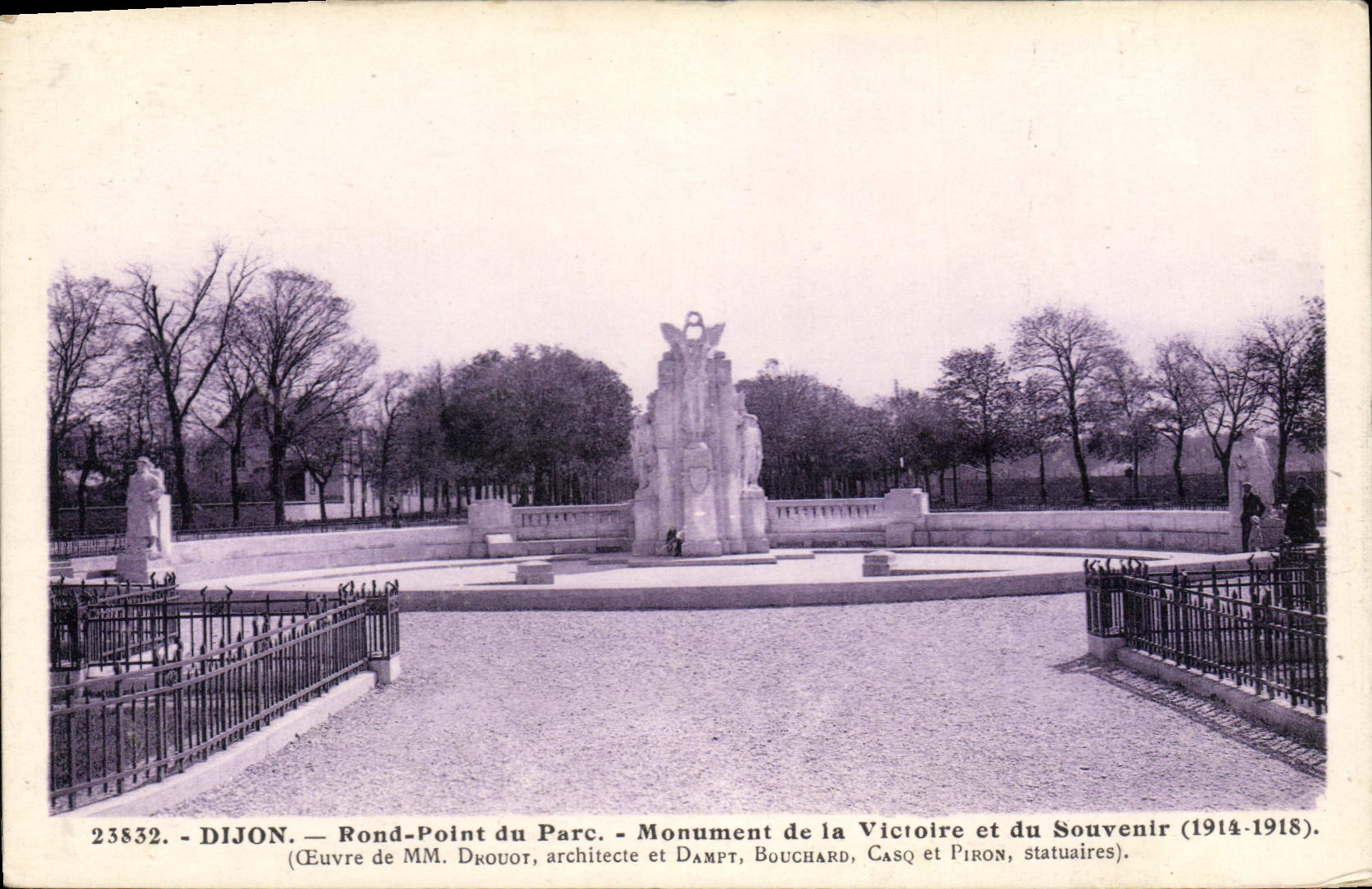 CPA Dijon Rond Point du parc monument de la Victoire et du souvenir 1914 1918 