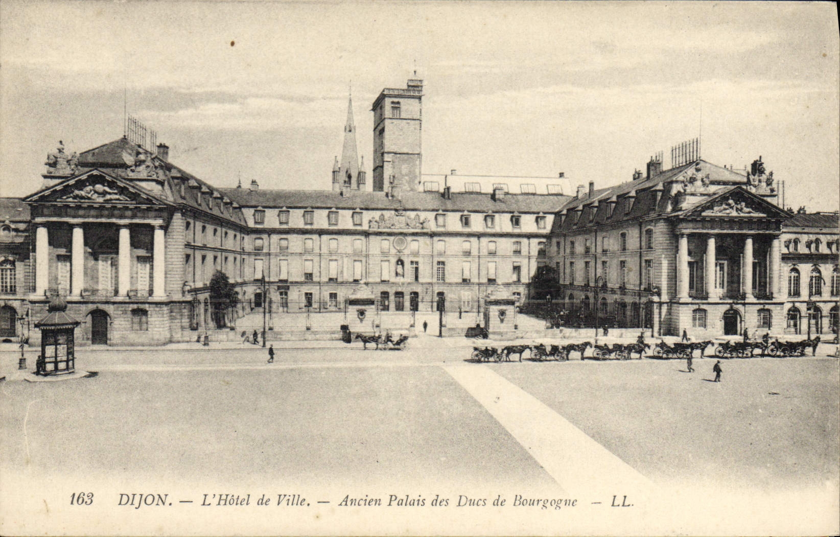CPA Dijon l'hotel de Ville ancien palais des Ducs de Bourgogne 